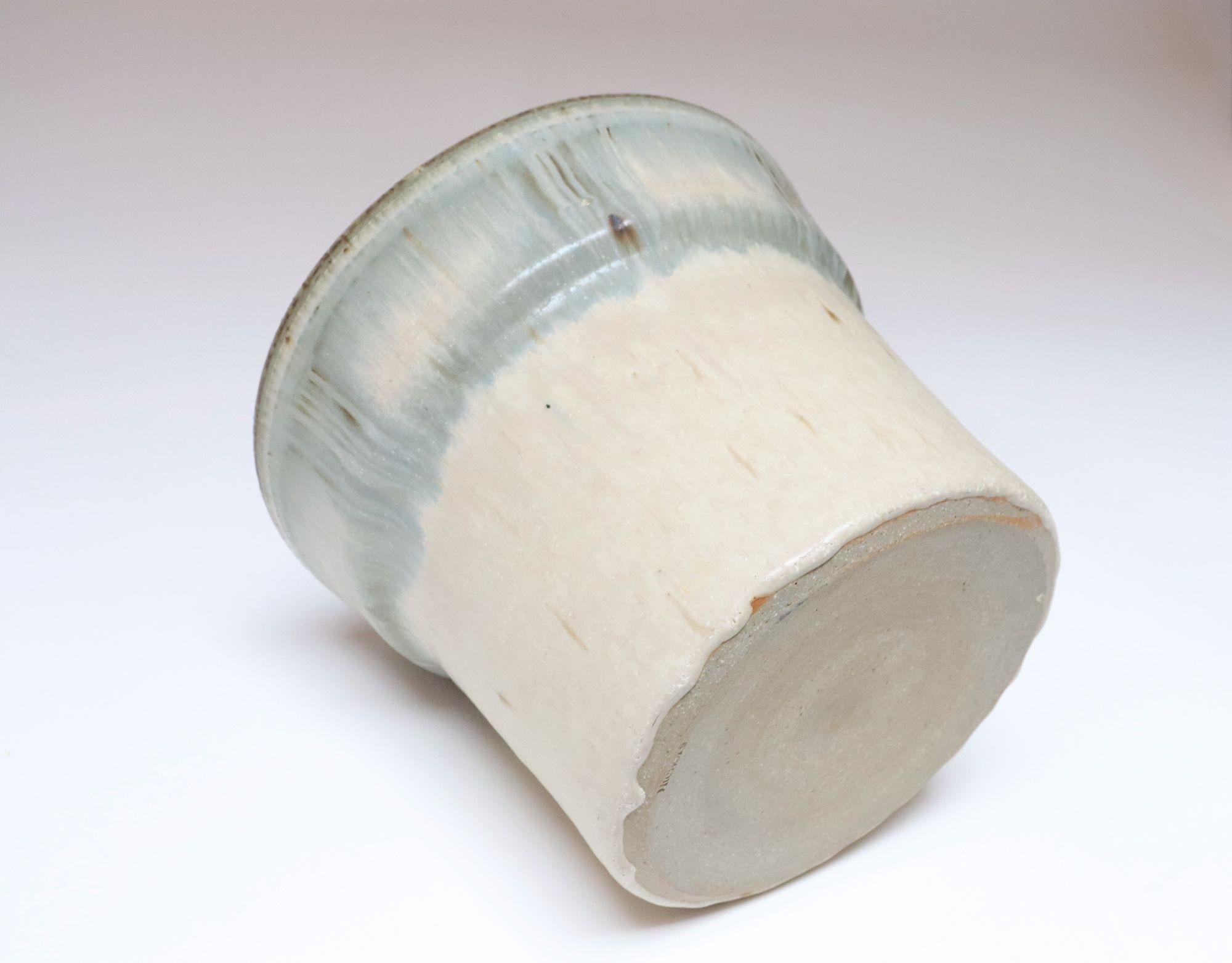 Vintage Beige und Light Blue Studio Pottery Pflanzgefäß Vase von Deanna Nichols (Keramik) im Angebot