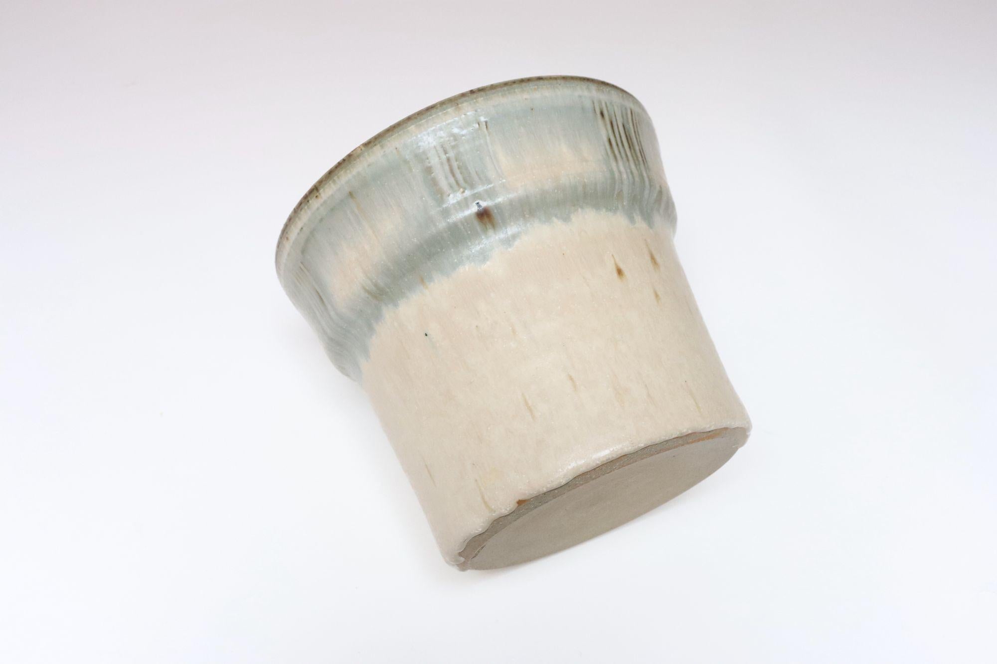 Vintage Beige und Light Blue Studio Pottery Pflanzgefäß Vase von Deanna Nichols im Angebot 1