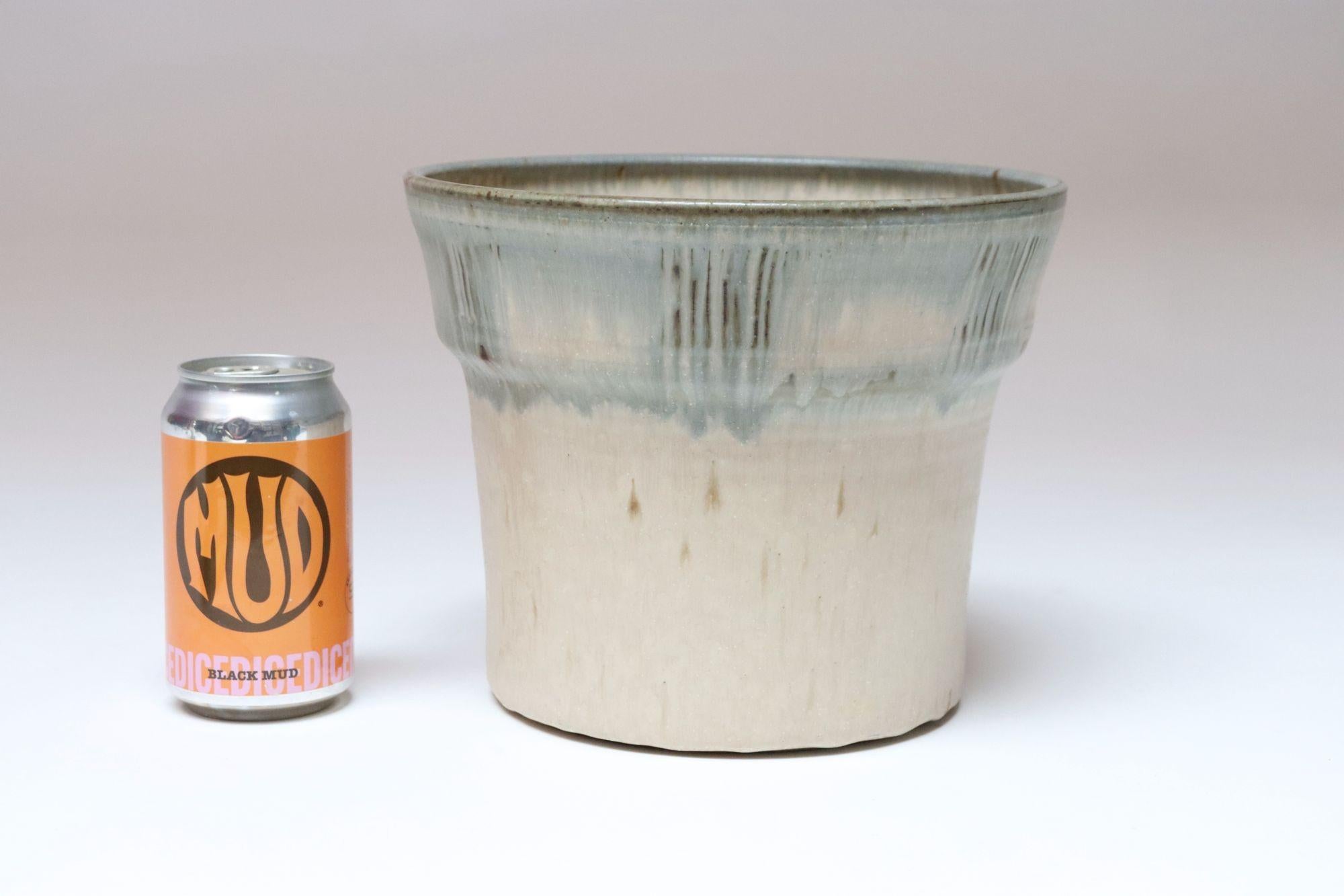 Vintage Beige und Light Blue Studio Pottery Pflanzgefäß Vase von Deanna Nichols im Angebot 2