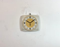 Reloj de pared vintage de baquelita beige de Prim, años 50