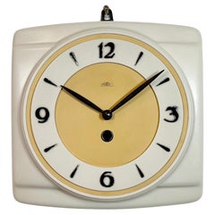Horloge murale vintage en bakélite beige de Prim, années 1950