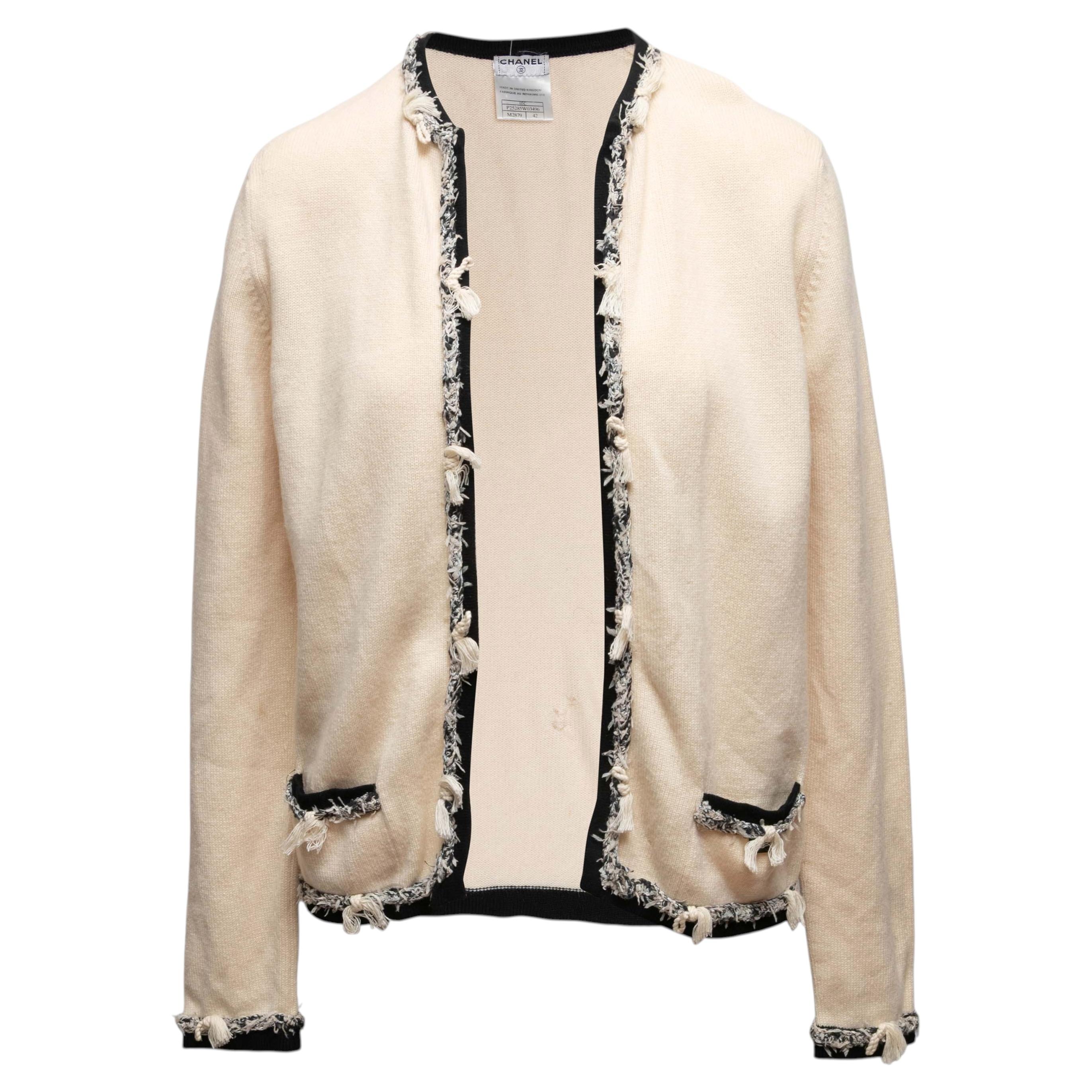 Cardigan vintage Chanel en cachemire, beige et noir, à ouverture sur le devant, taille FR 42