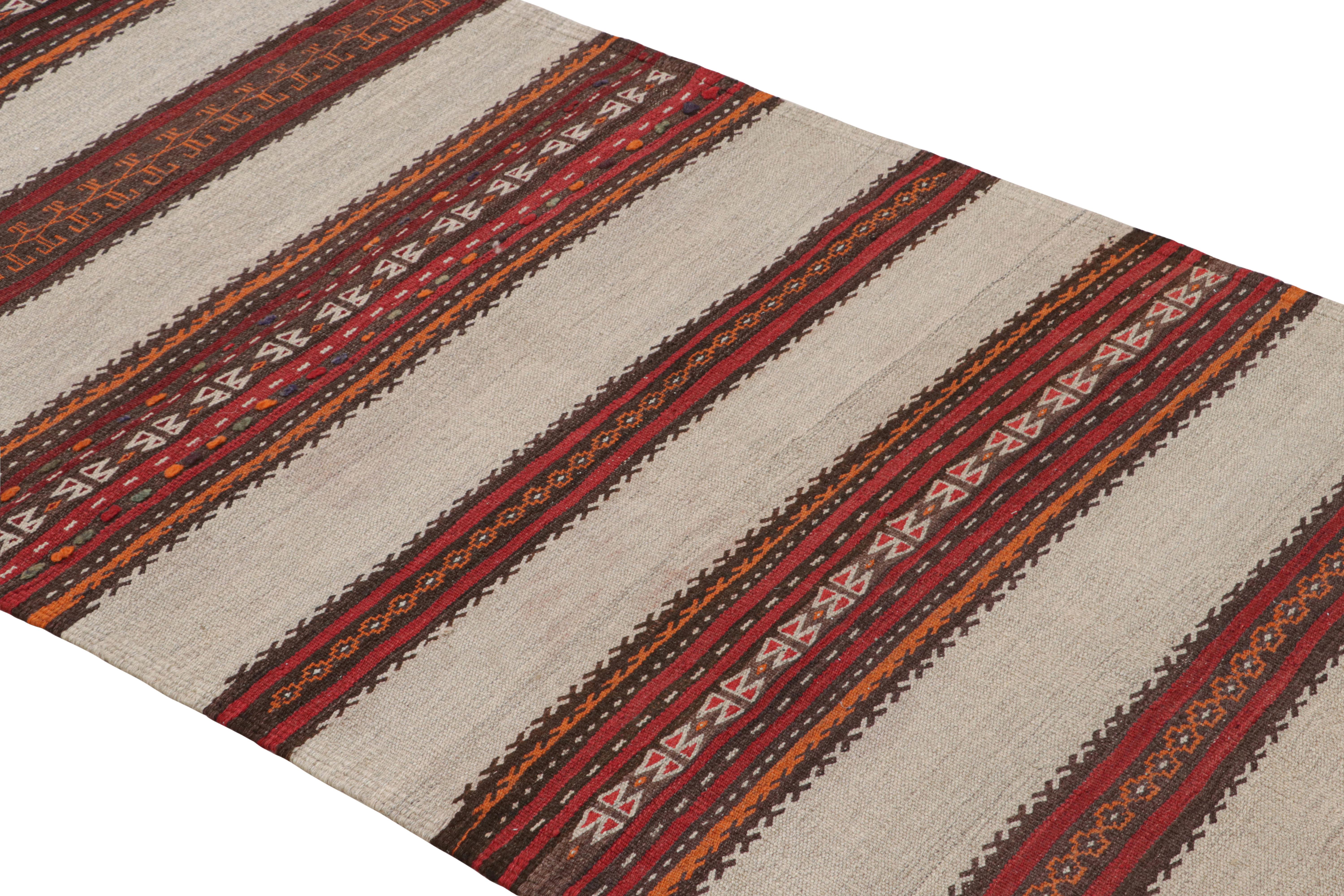 Tejida a mano en lana procedente de Persia entre 1950 y 1960, esta alfombra Kilim persa vintage de mediados de siglo se identifica como una alfombra Kalat (Qalat), llamada así por la región titular y los tejedores tribales nómadas de esta familia de