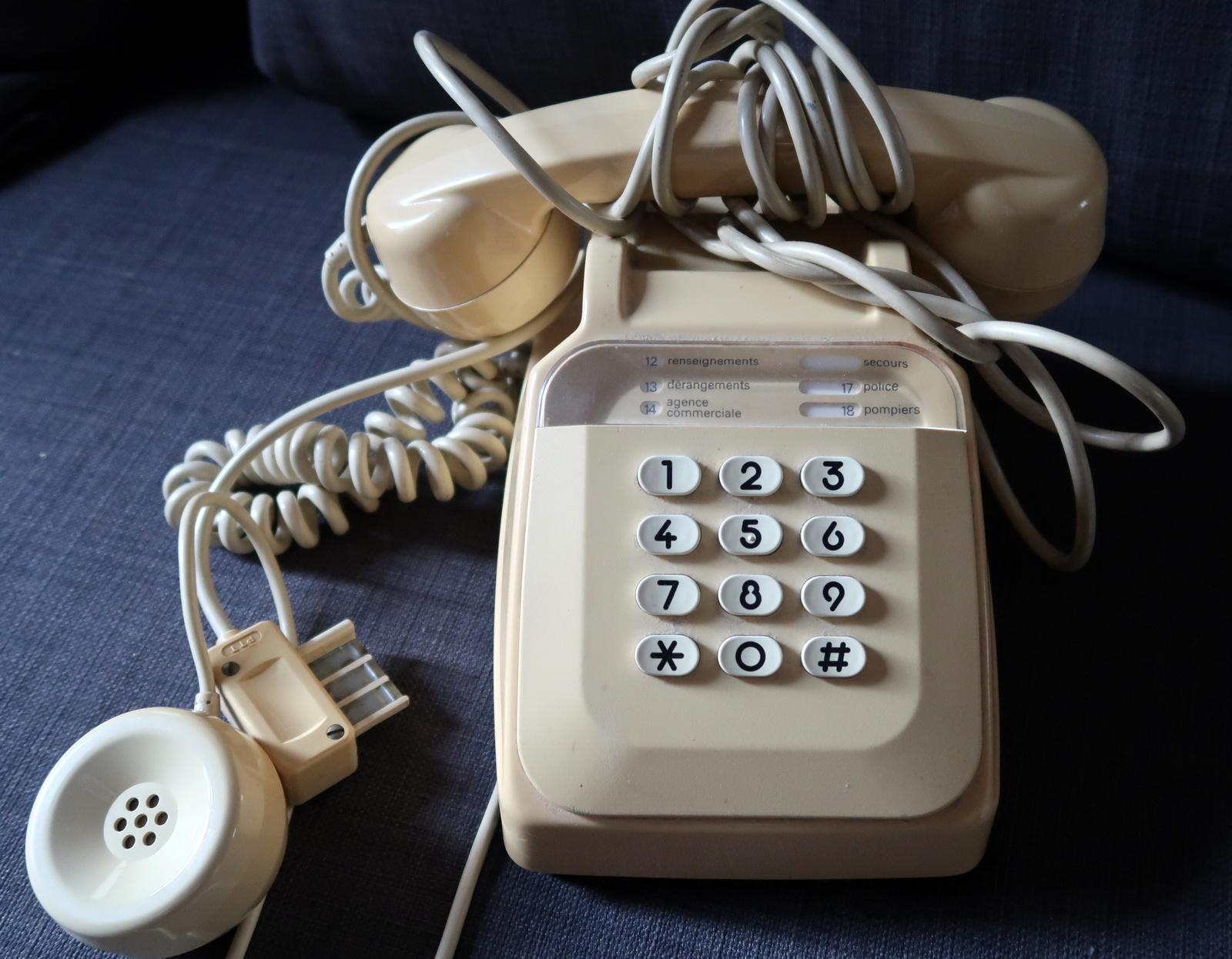 Entrez dans l'ère rétro avec notre téléphone d'intérieur Vintage By/One, une délicieuse relique qui allie design classique et commodité moderne. Mesurant 13 cm x 10 cm x 22 cm, ce téléphone dans une charmante teinte beige n'est pas seulement un