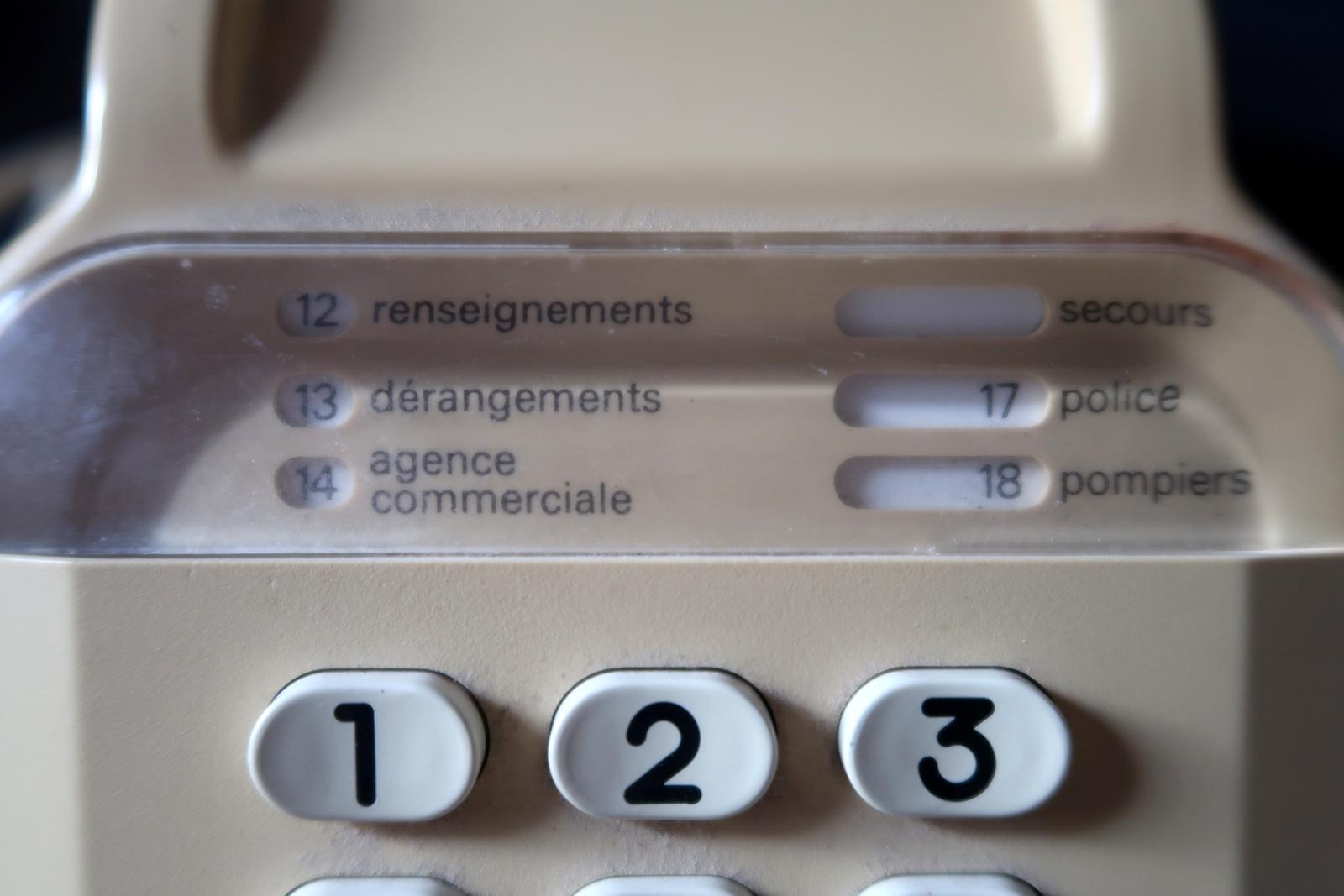 Plastique Téléphone de maison vintage beige à boutons - Elegance rétro de France - 2C02 en vente