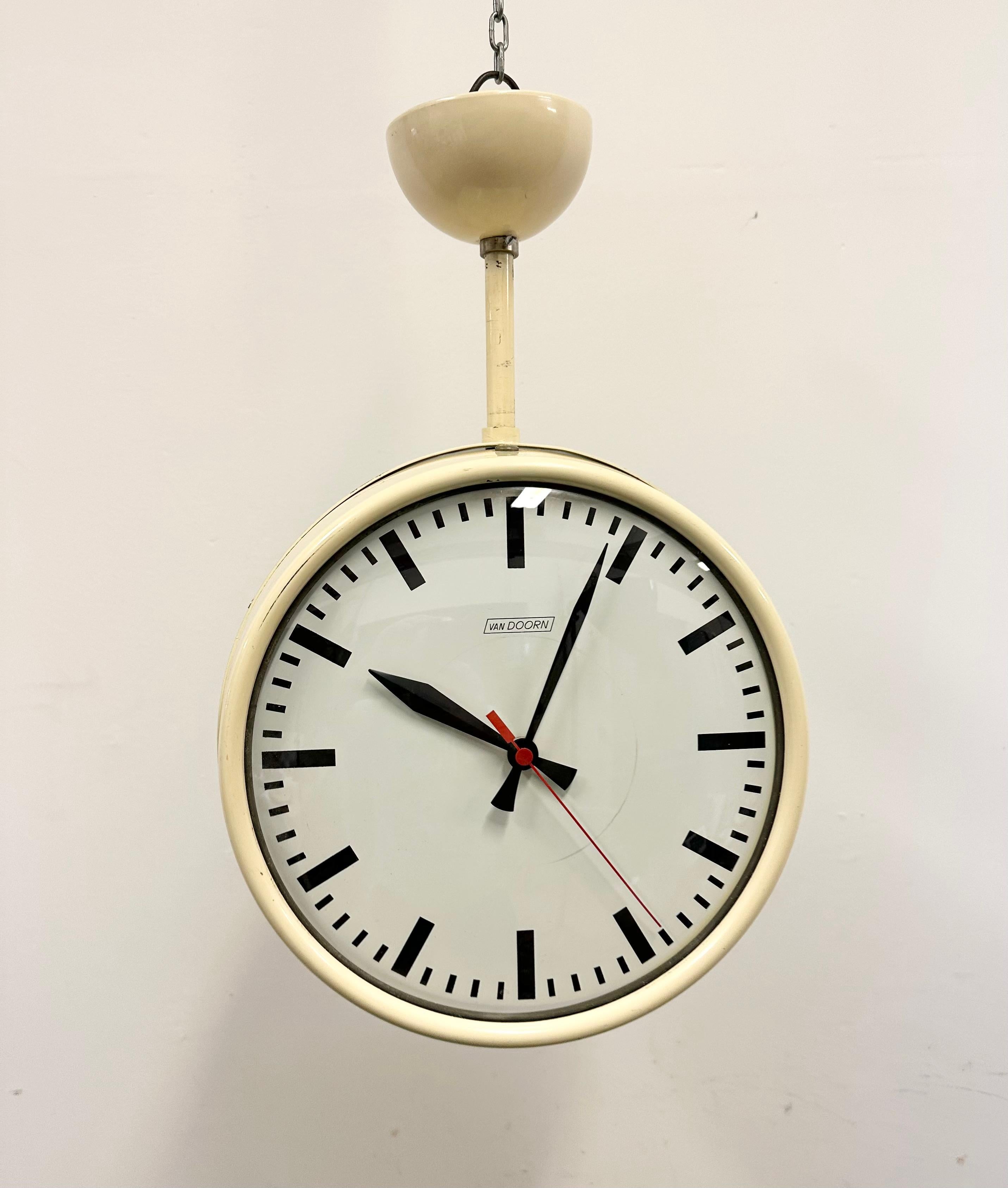 Horloge d'école ou de plafond double face beige vintage de Van Doorn, années 1960 en vente 5