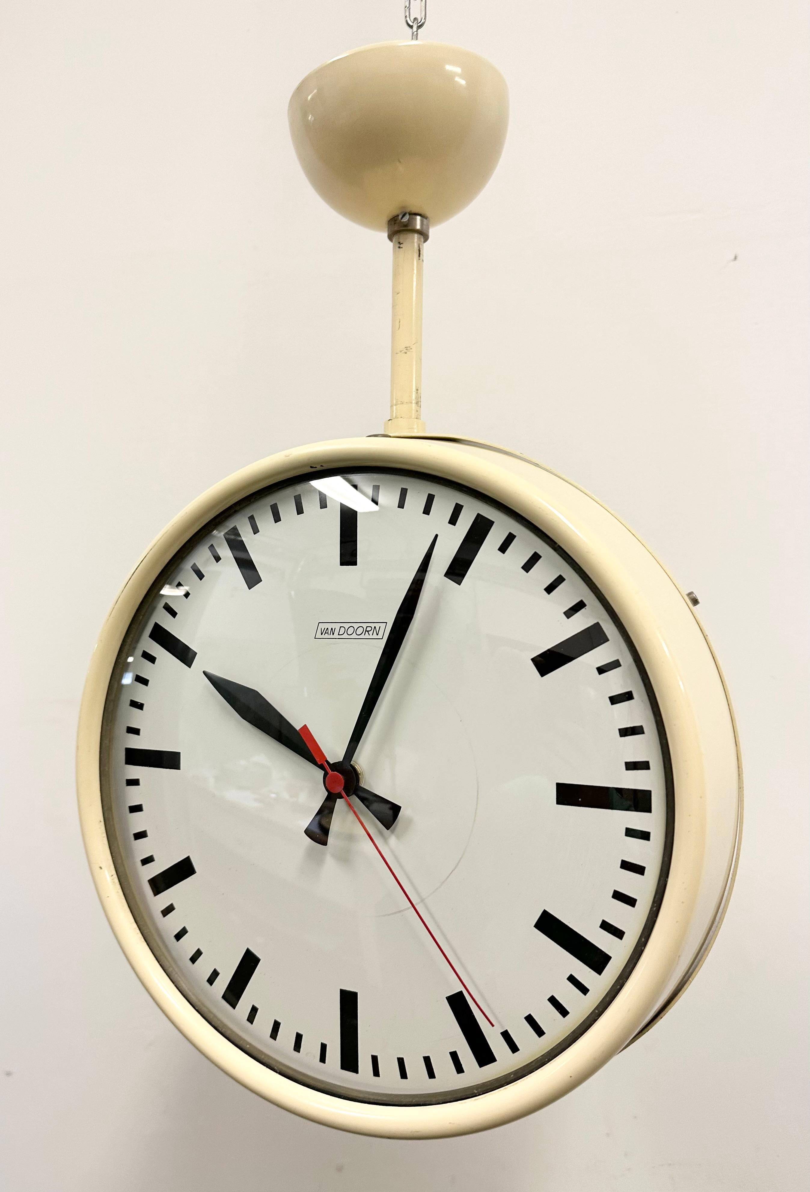 Horloge d'école ou de plafond double face beige vintage de Van Doorn, années 1960 en vente 6
