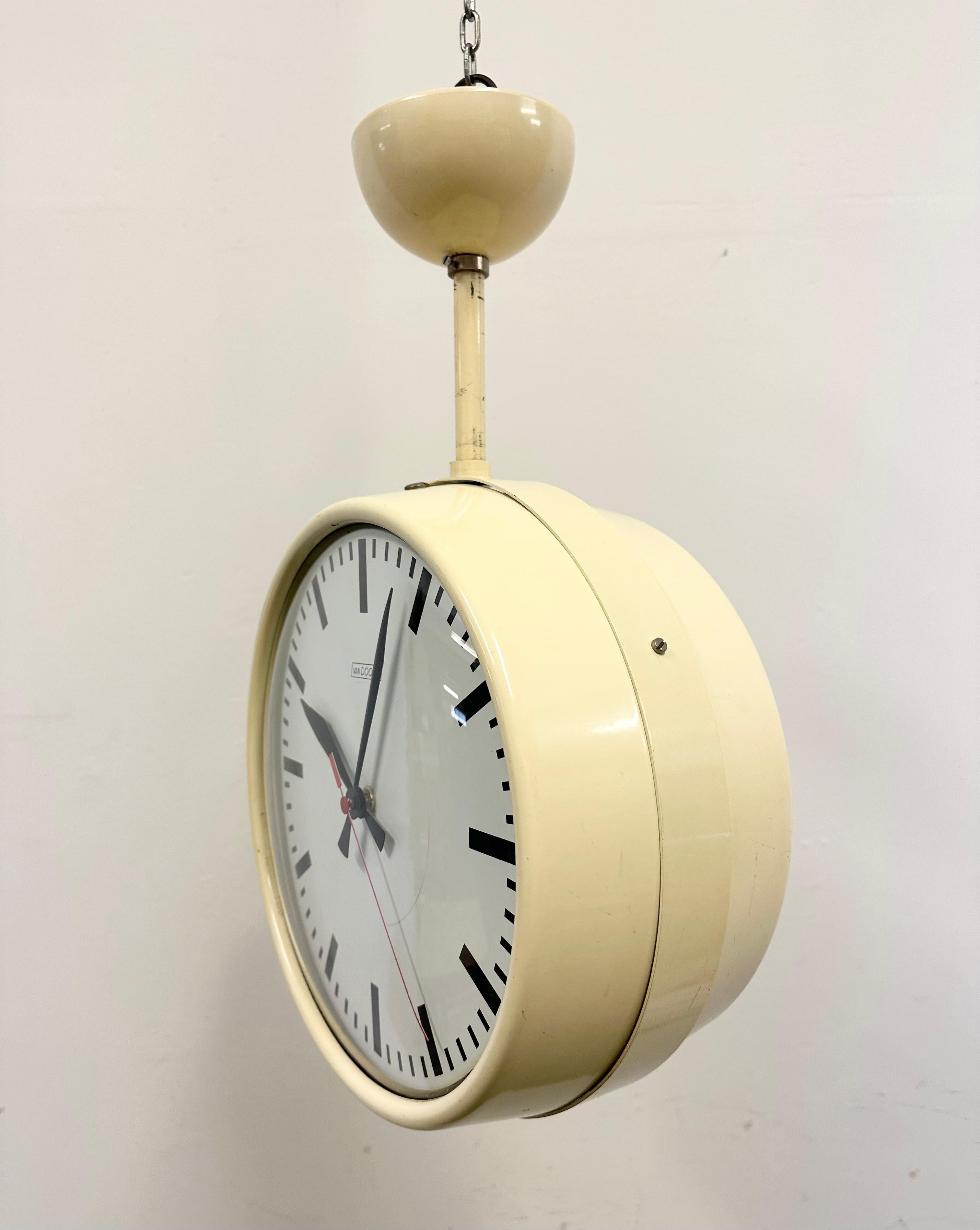 Horloge d'école ou de plafond double face beige vintage de Van Doorn, années 1960 en vente 8