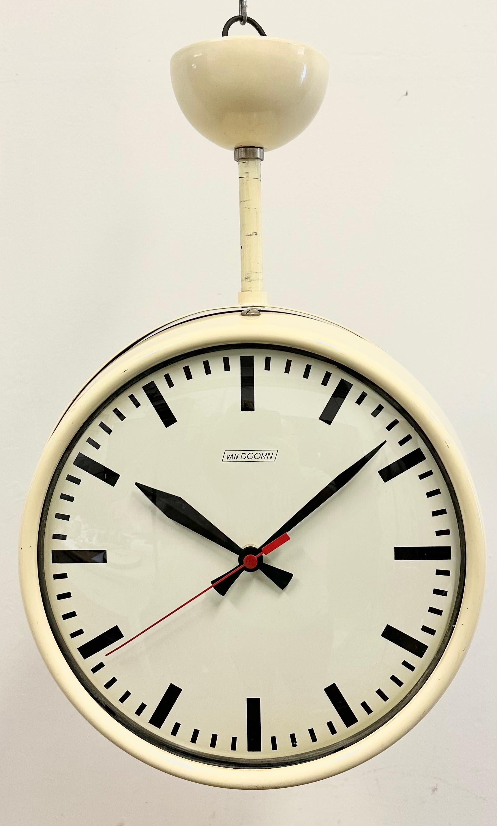 Industriel Horloge d'école ou de plafond double face beige vintage de Van Doorn, années 1960 en vente