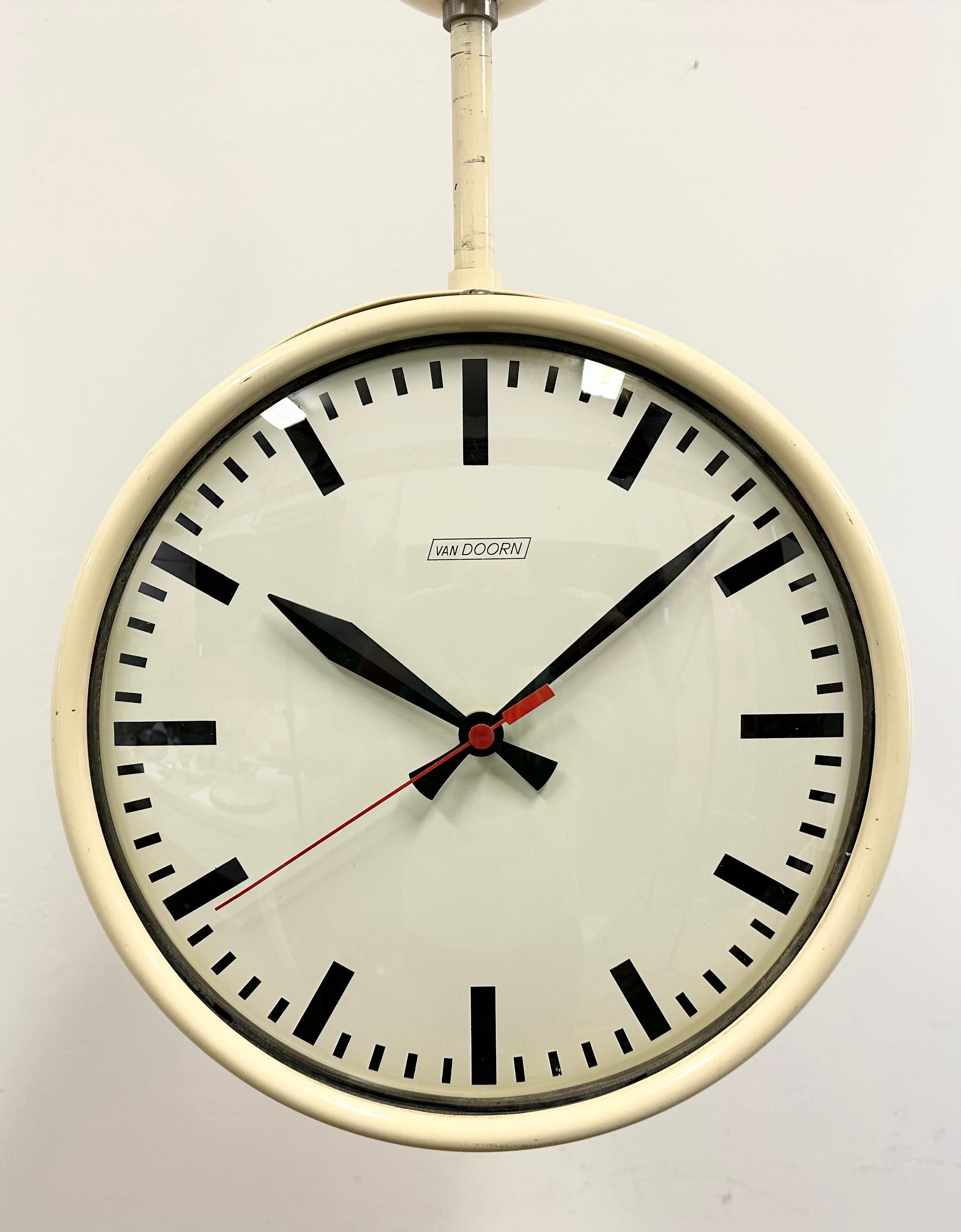 Néerlandais Horloge d'école ou de plafond double face beige vintage de Van Doorn, années 1960 en vente