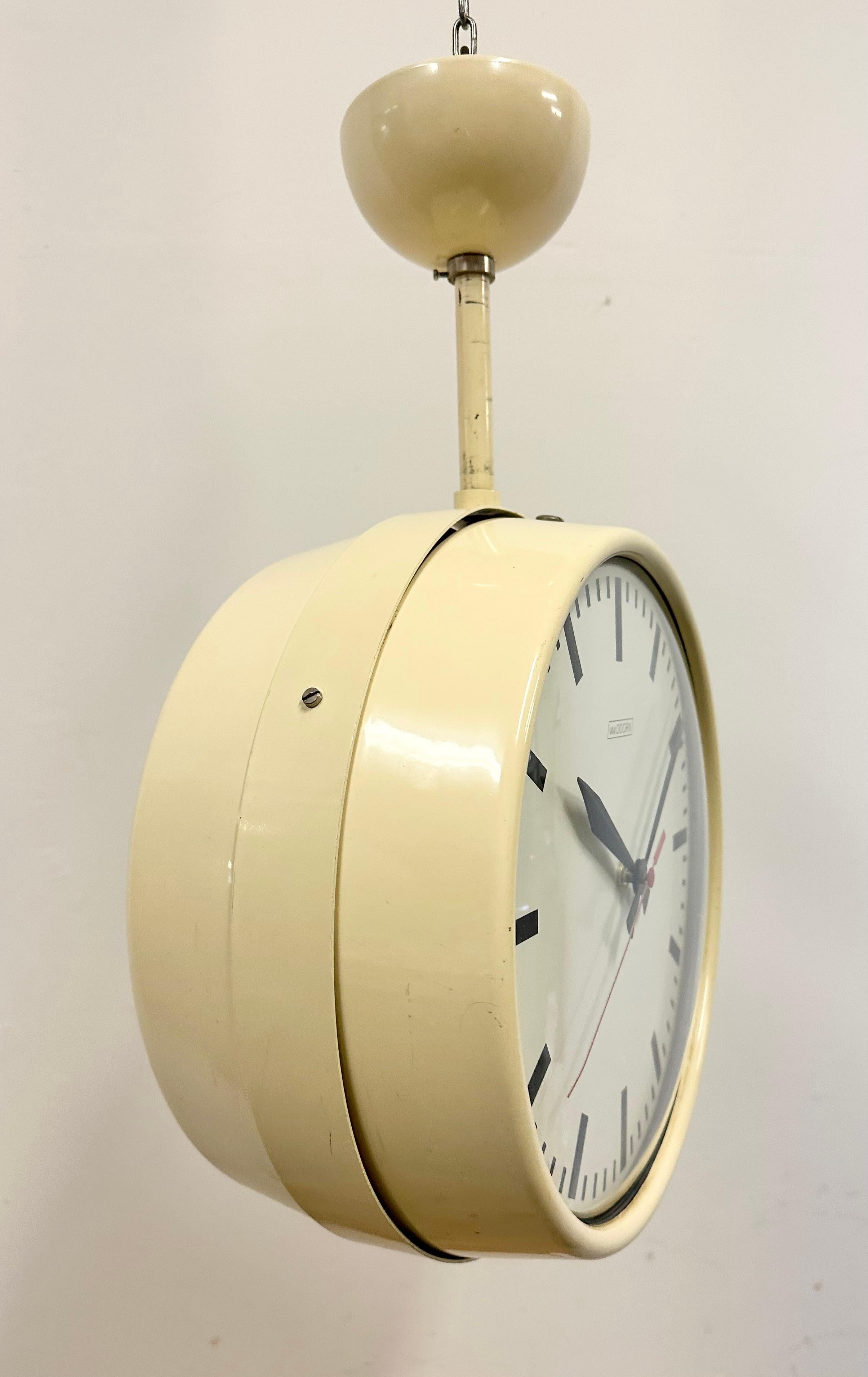 20ième siècle Horloge d'école ou de plafond double face beige vintage de Van Doorn, années 1960 en vente