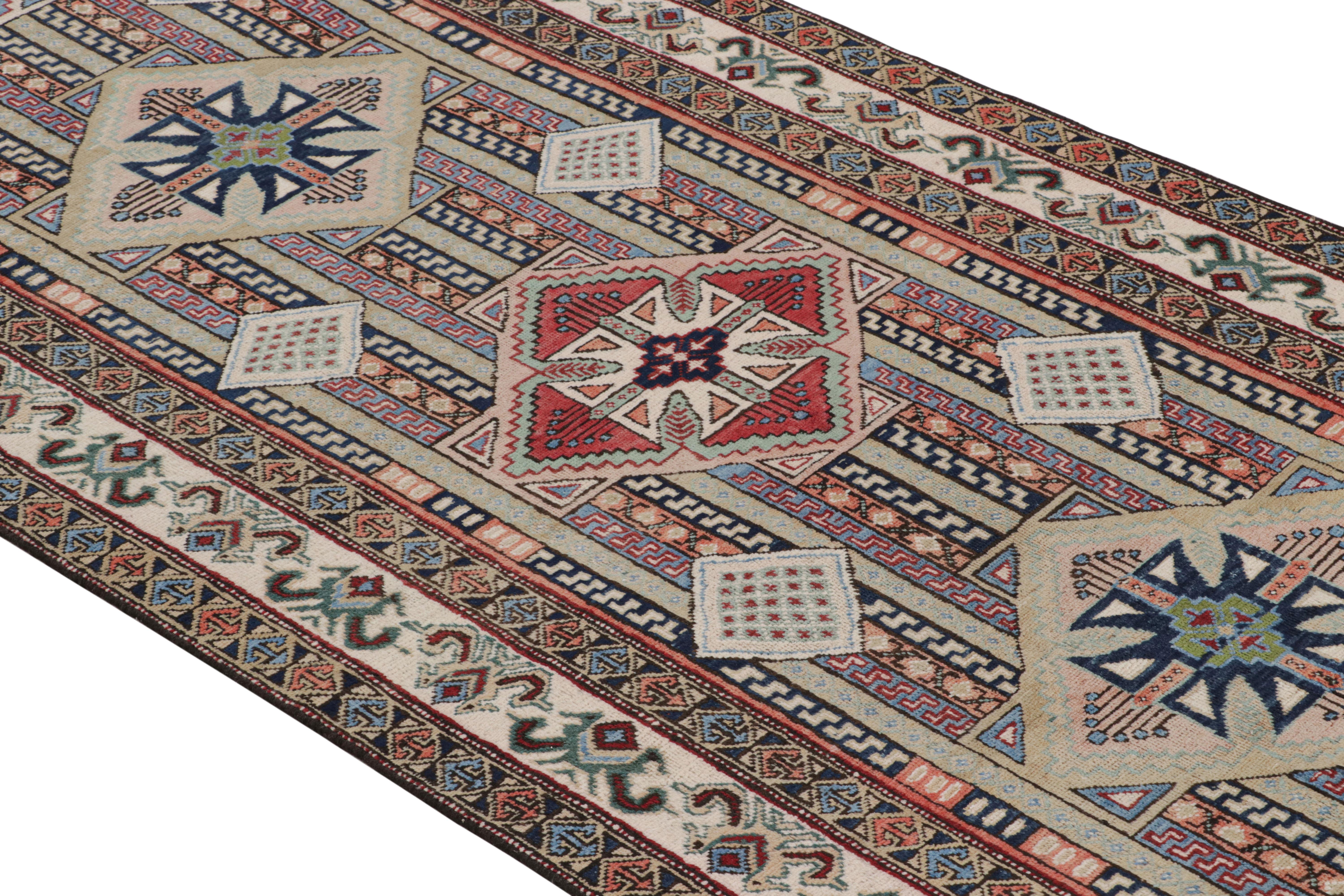 Annodato a mano in un lussureggiante vello di lana proveniente dalla Persia tra il 1950 e il 1960, questo runner vintage della metà del secolo scorso dell'Azerbaigian gode di condizioni eccellenti e di una notevole meticolosità e abilità nel gioco