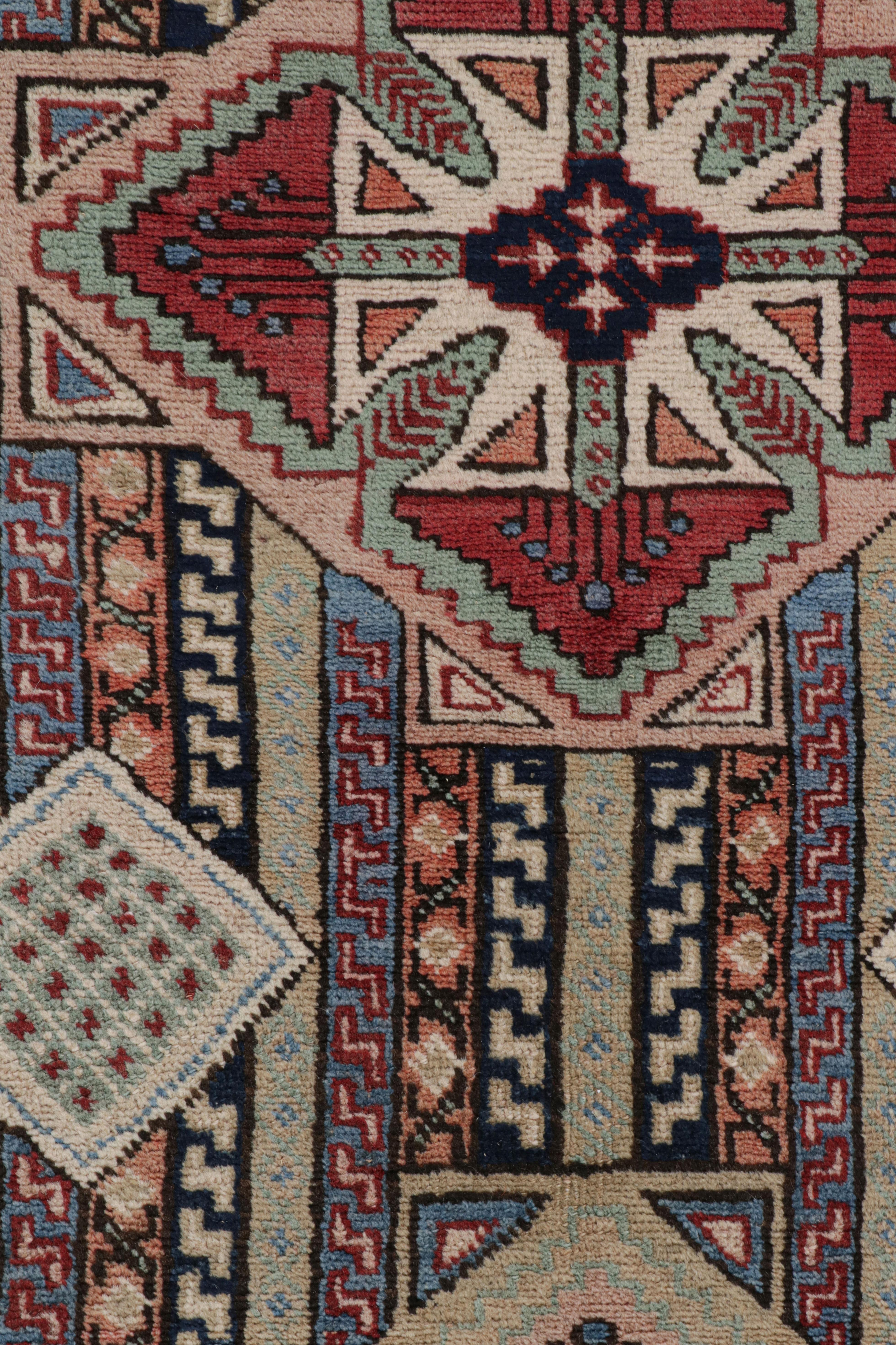 Mid-Century moderno Vintage Beige Verde e Rosso Azerbaijan Pile Runner in lana persiana di Rug & Kilim in vendita