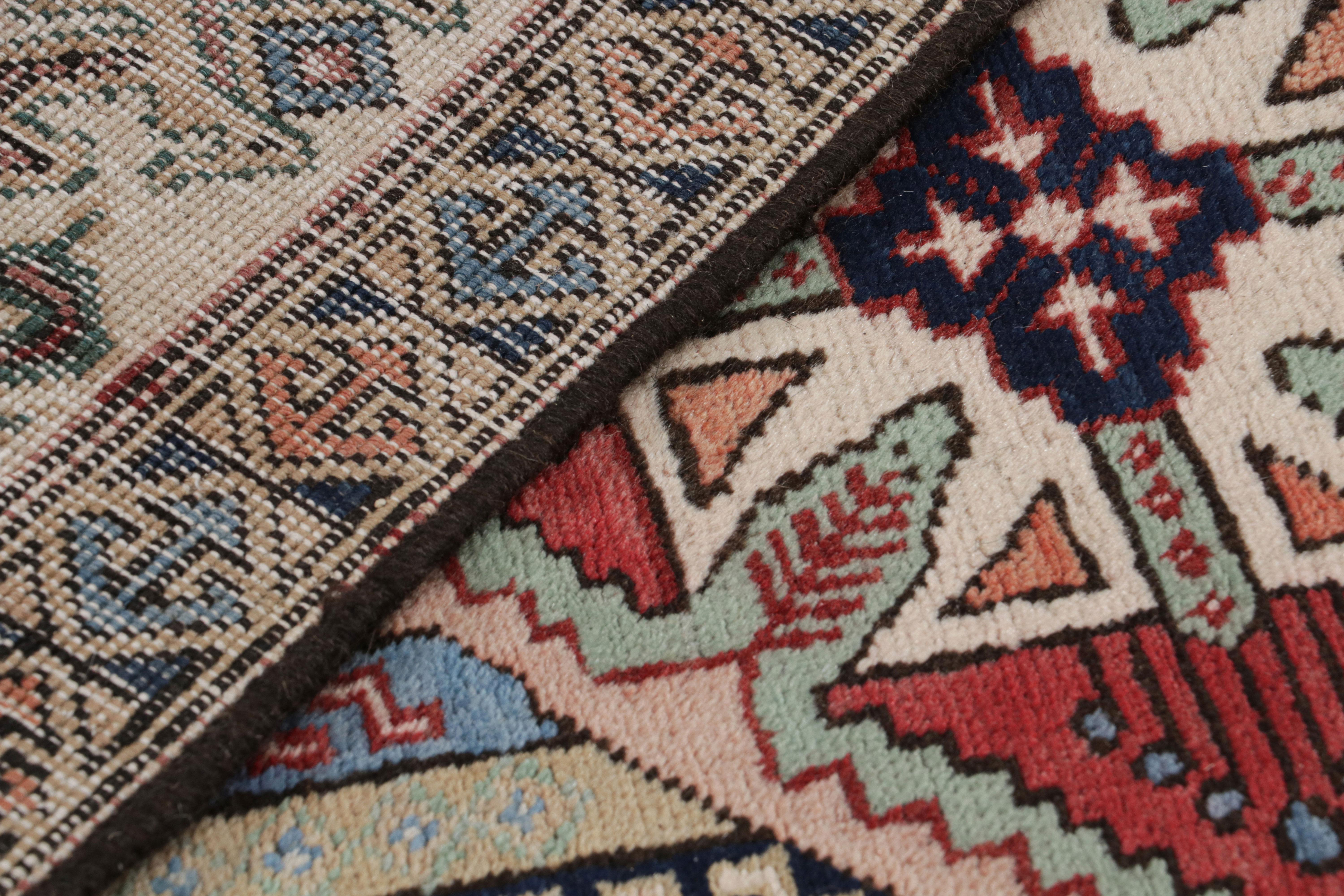 Metà XX secolo Vintage Beige Verde e Rosso Azerbaijan Pile Runner in lana persiana di Rug & Kilim in vendita