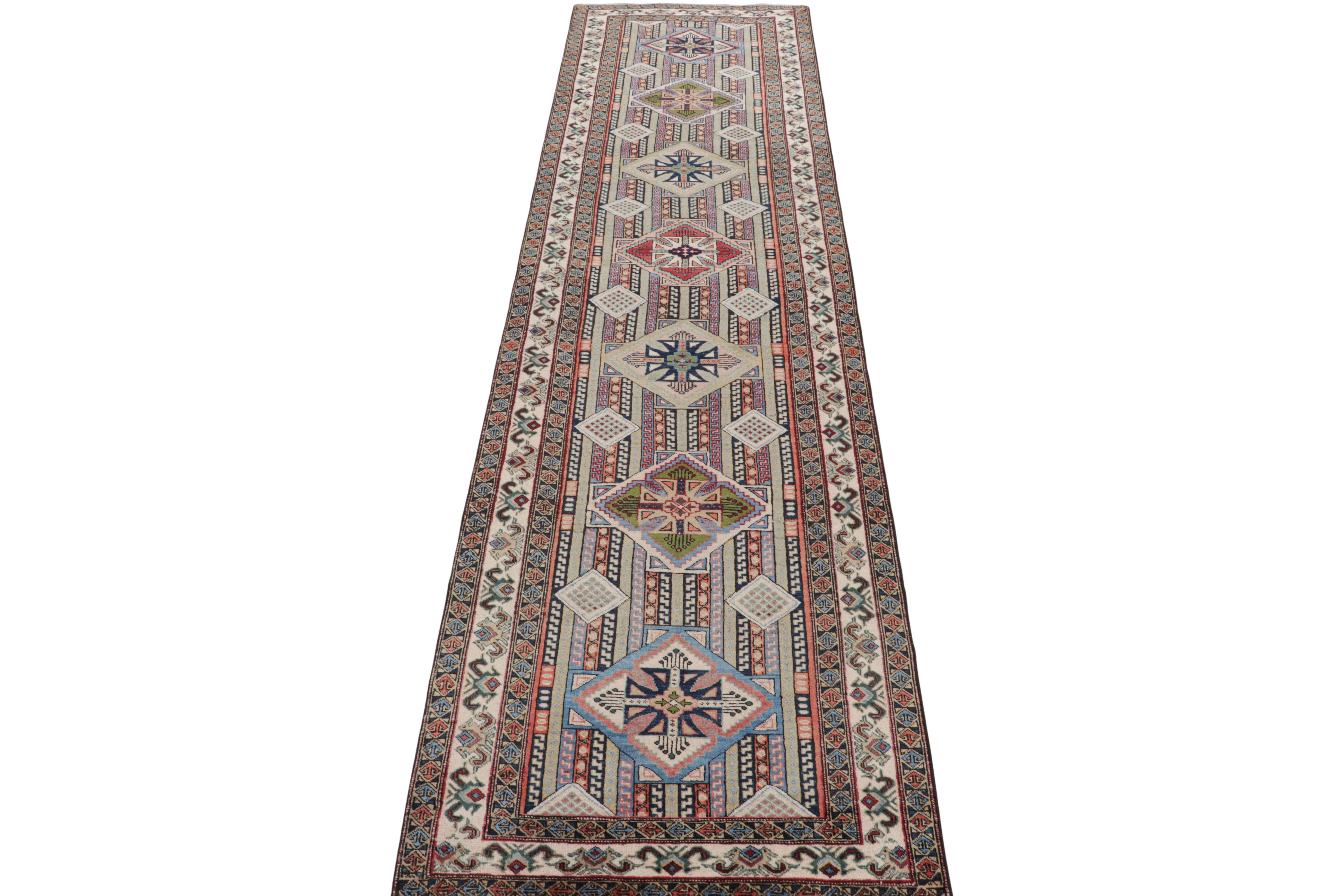 Annodato a mano Vintage Beige Verde e Rosso Azerbaijan Pile Runner in lana persiana di Rug & Kilim in vendita