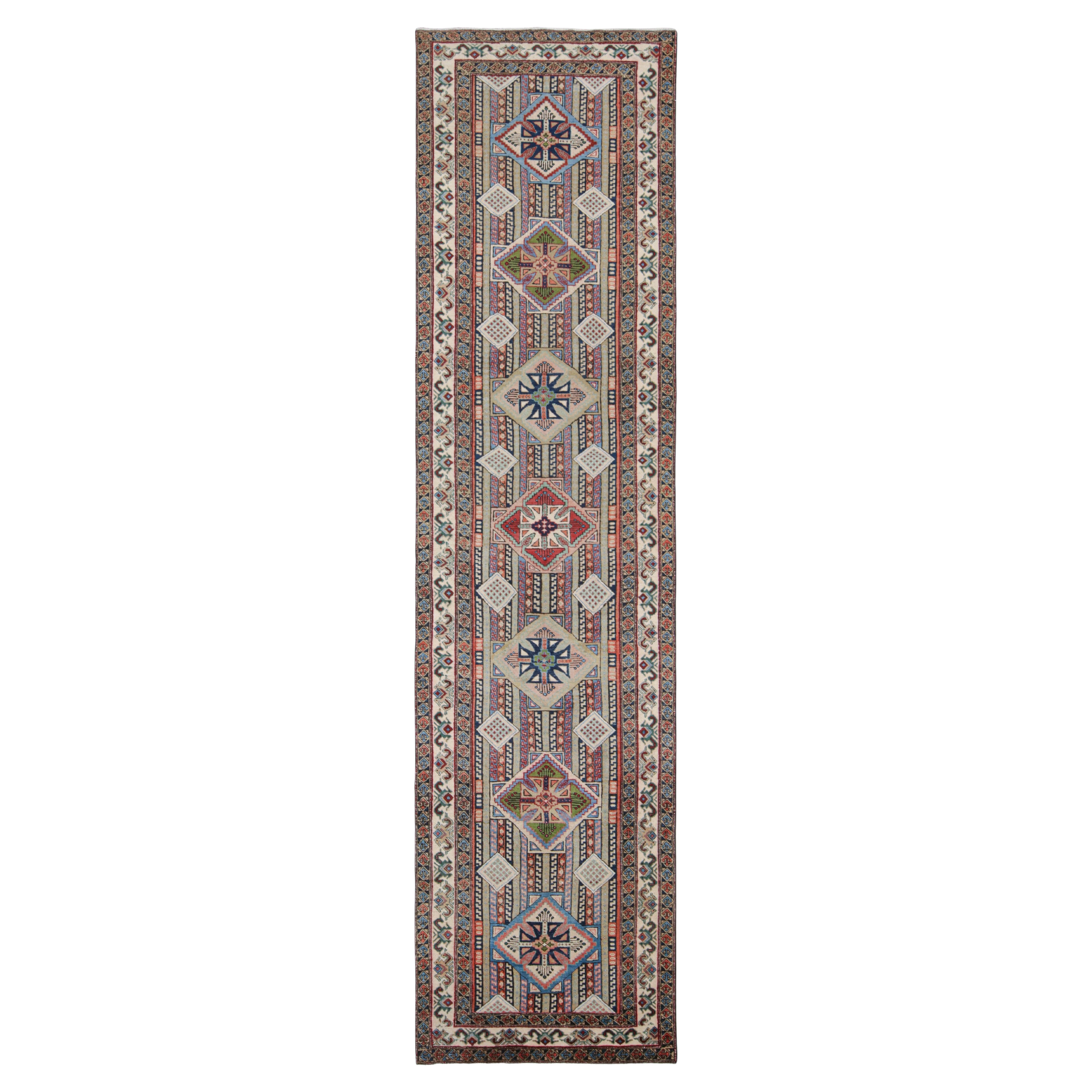 Vintage Beige Verde e Rosso Azerbaijan Pile Runner in lana persiana di Rug & Kilim in vendita