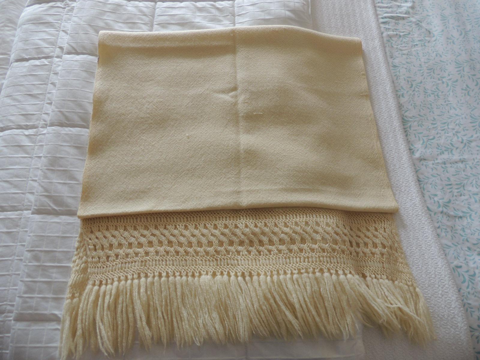 Vintage beige handwoven throw with hand knotted fringes
Handwoven in Mexico
Size: 74