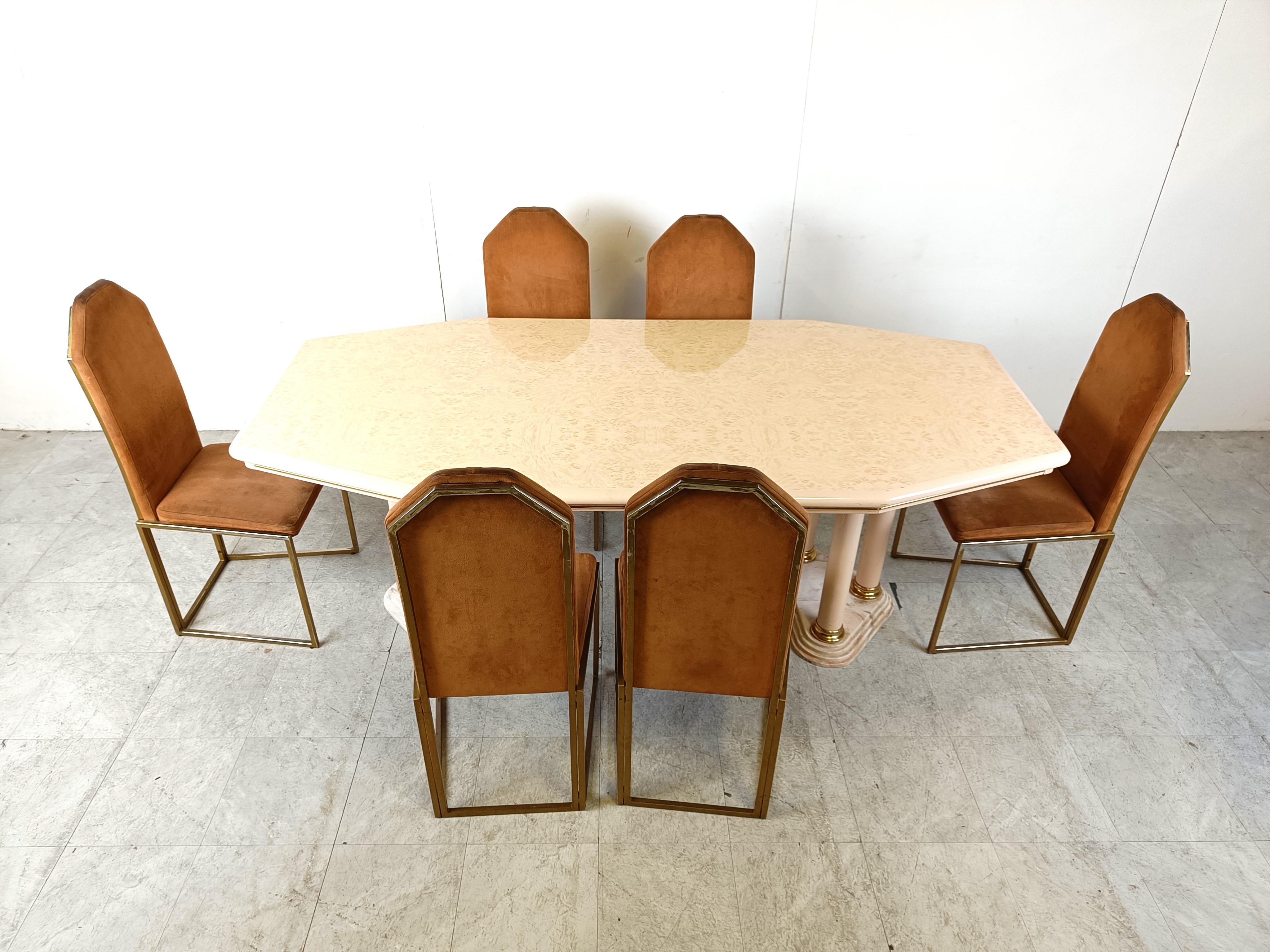 Table de salle à manger Hollywood regency - chic - avec une double base à 3 colonnes avec des plaques de marbre et de laiton et un plateau laqué beige.

Cette table de salle à manger majestueuse a un aspect très 