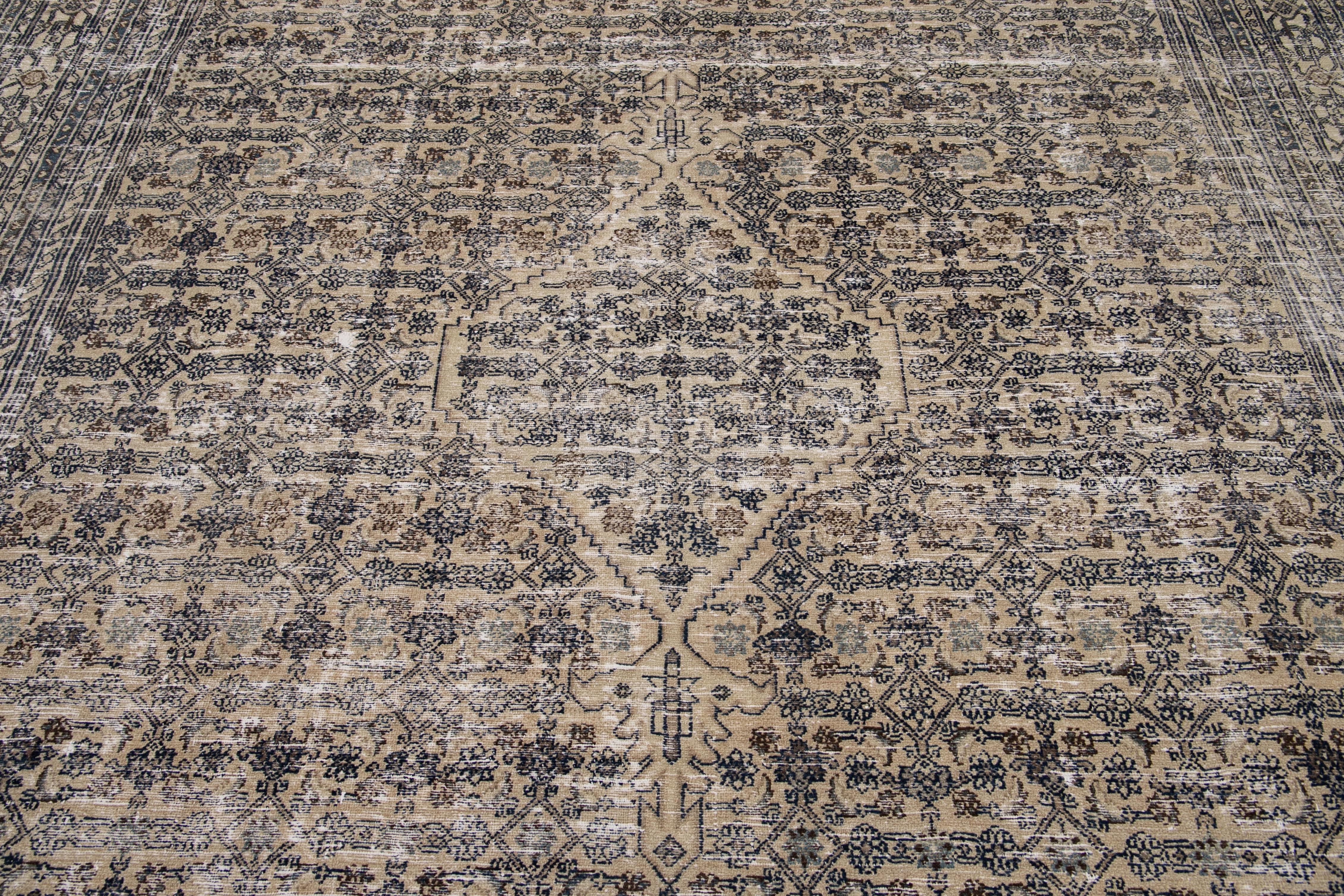 Handgefertigter beiger Malayer-Wollteppich mit Blumenmuster in Beige im Angebot 3