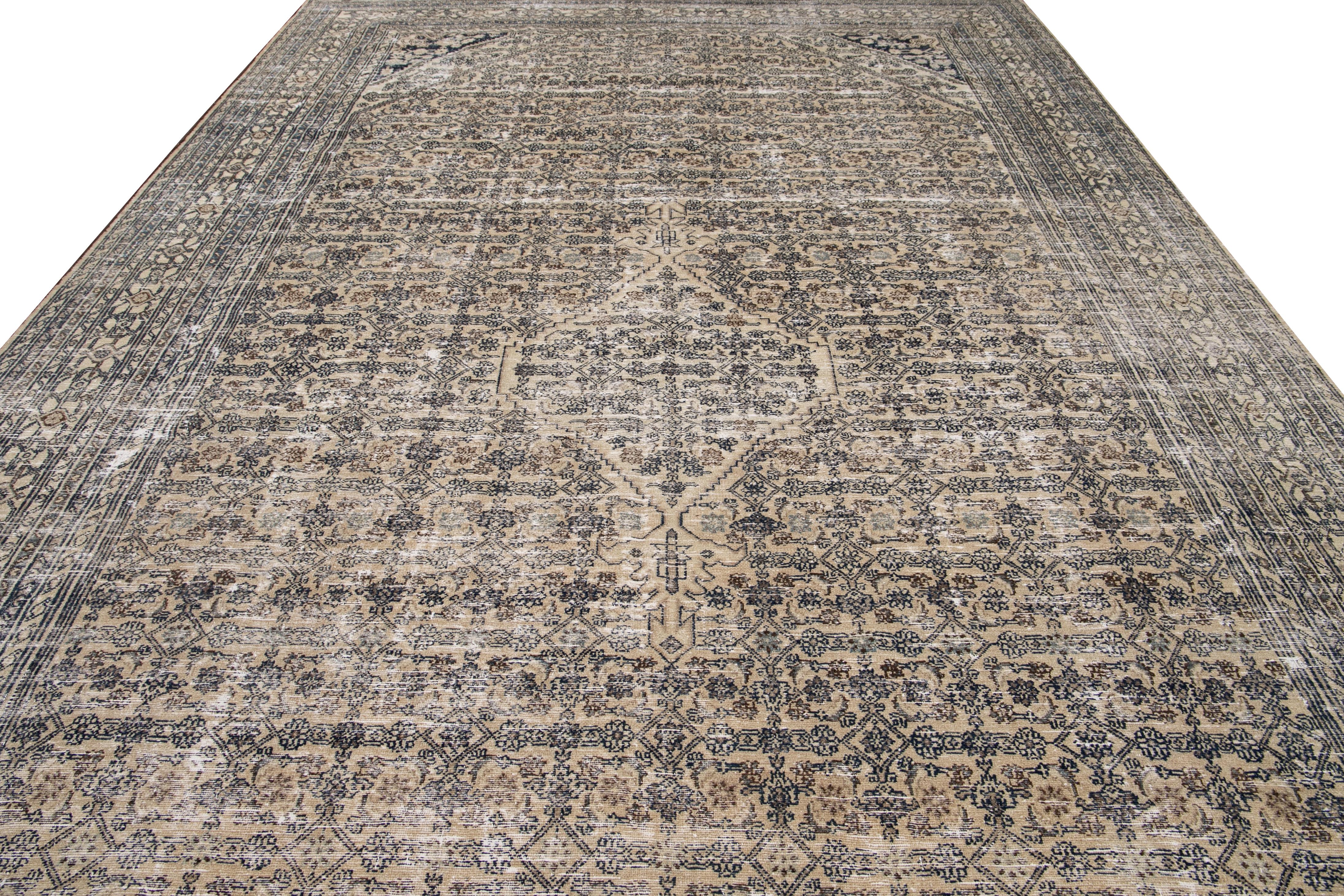 Handgefertigter beiger Malayer-Wollteppich mit Blumenmuster in Beige (Islamisch) im Angebot