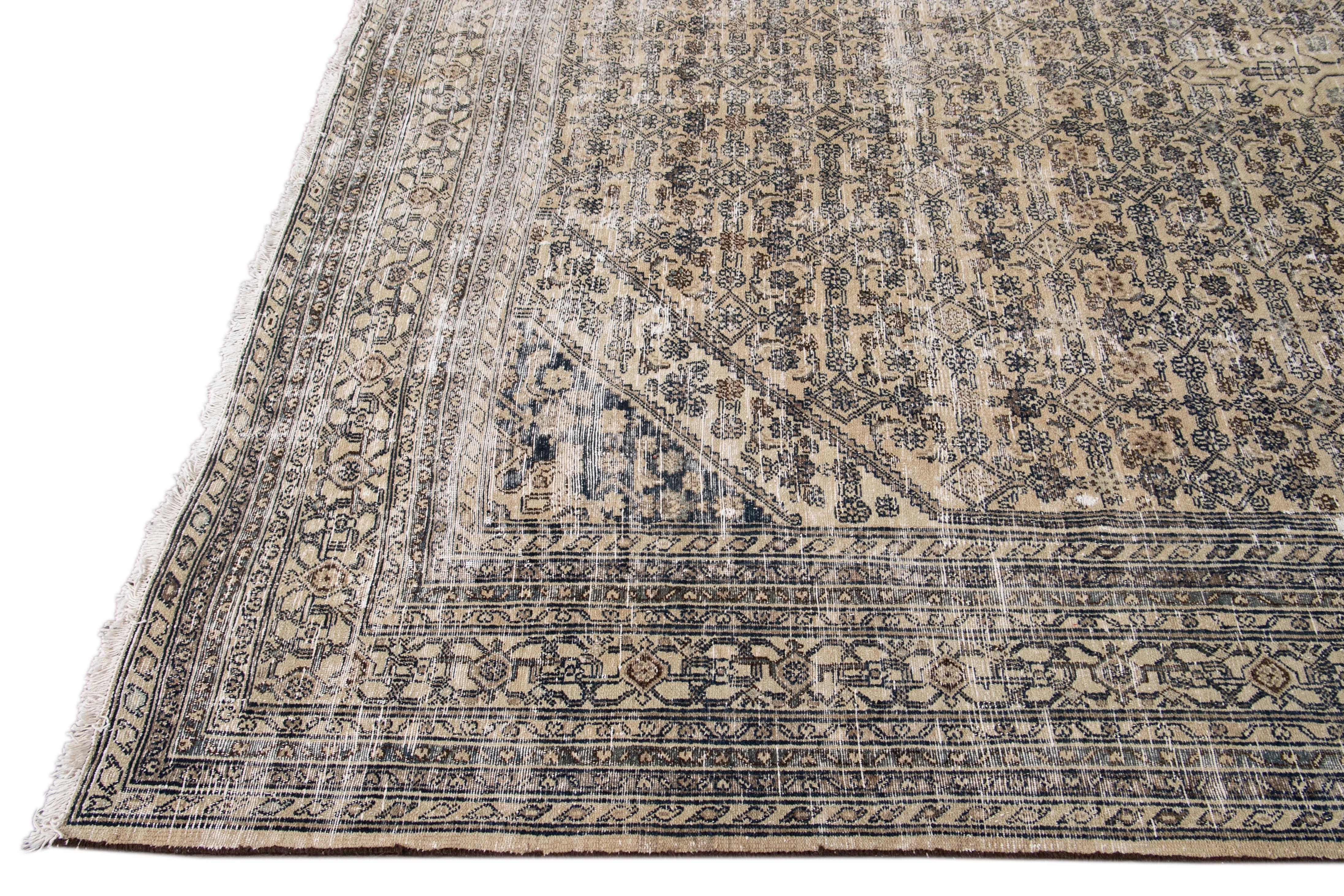 Handgefertigter beiger Malayer-Wollteppich mit Blumenmuster in Beige (Persisch) im Angebot