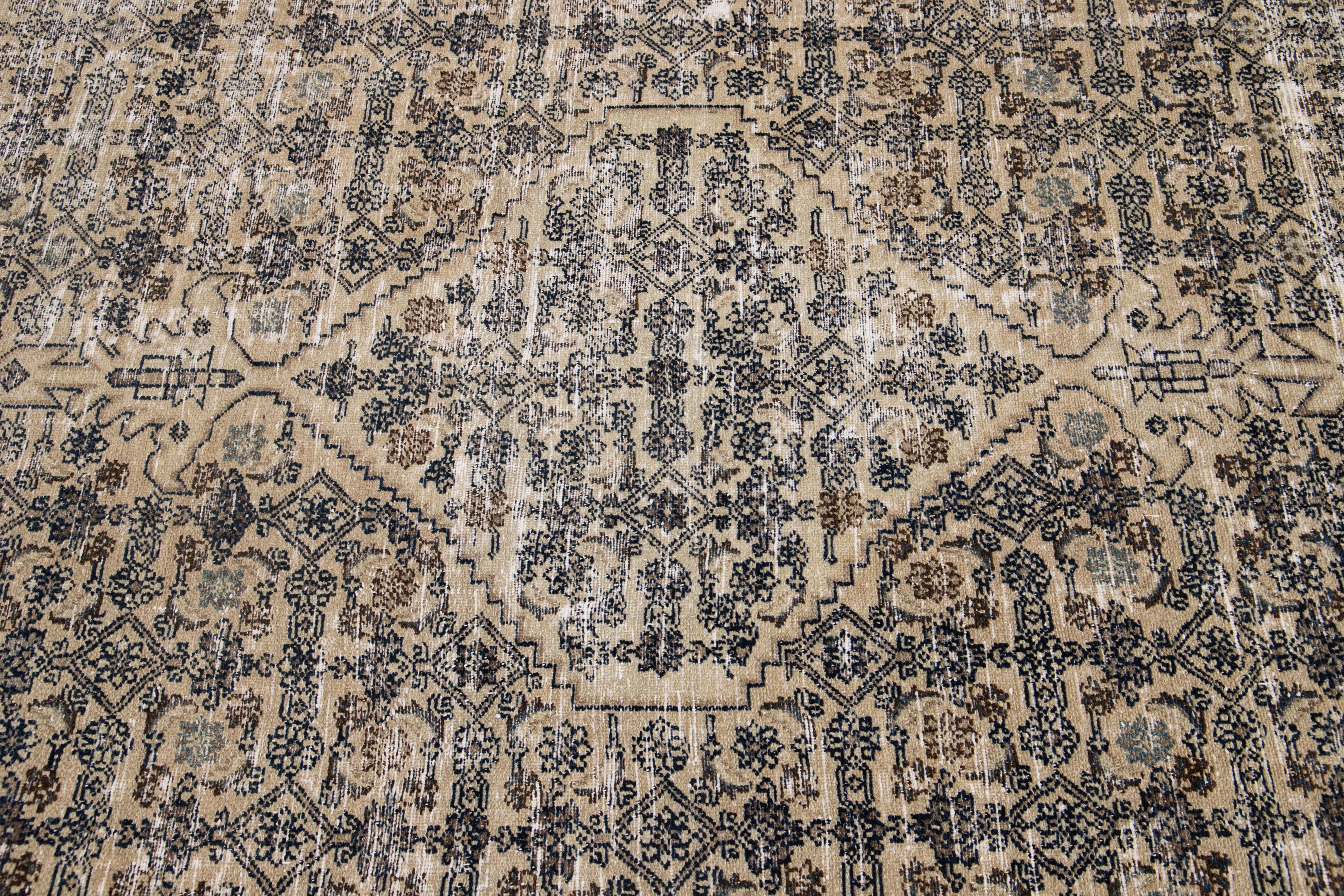 Handgefertigter beiger Malayer-Wollteppich mit Blumenmuster in Beige (20. Jahrhundert) im Angebot