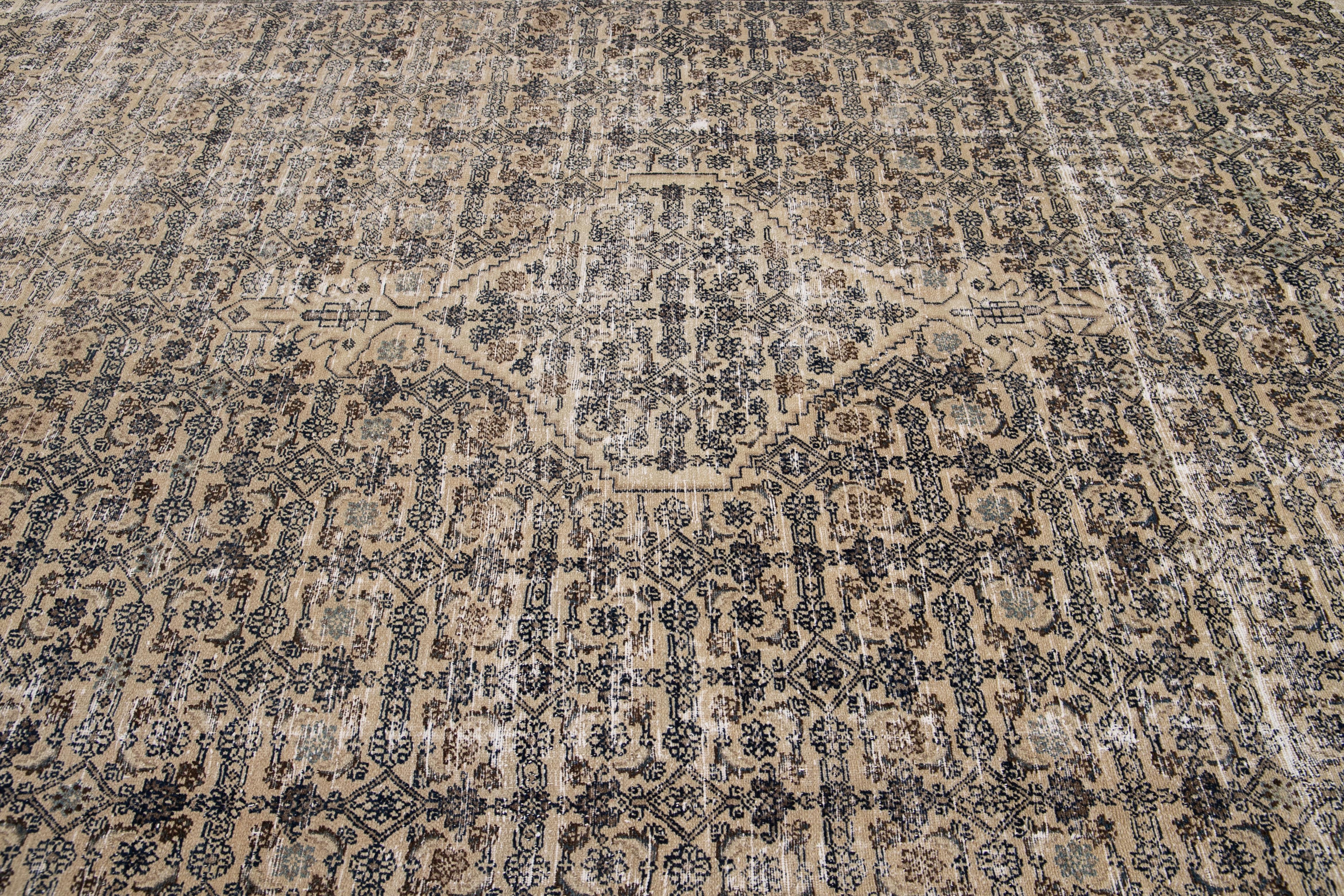 Handgefertigter beiger Malayer-Wollteppich mit Blumenmuster in Beige (Wolle) im Angebot