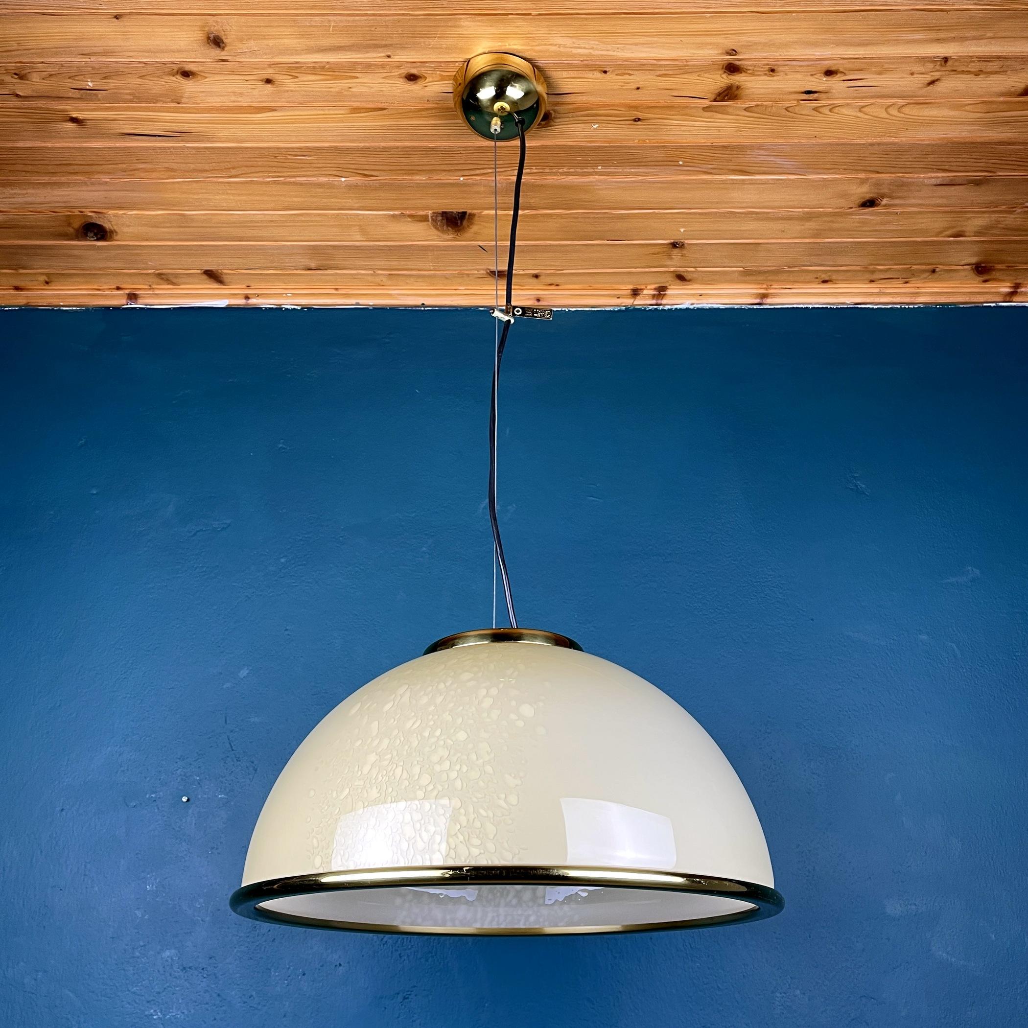 Diese beigefarbene, wunderschöne Lampe von F. Fabbian wurde in den 70er Jahren in Italien hergestellt. Charmantes beiges Murano-Glas mit schönen Flecken. Der Rand aus Messing ist typisch für Lampen von F. Fabbian.
Perfekter Vintage-Zustand. Keine