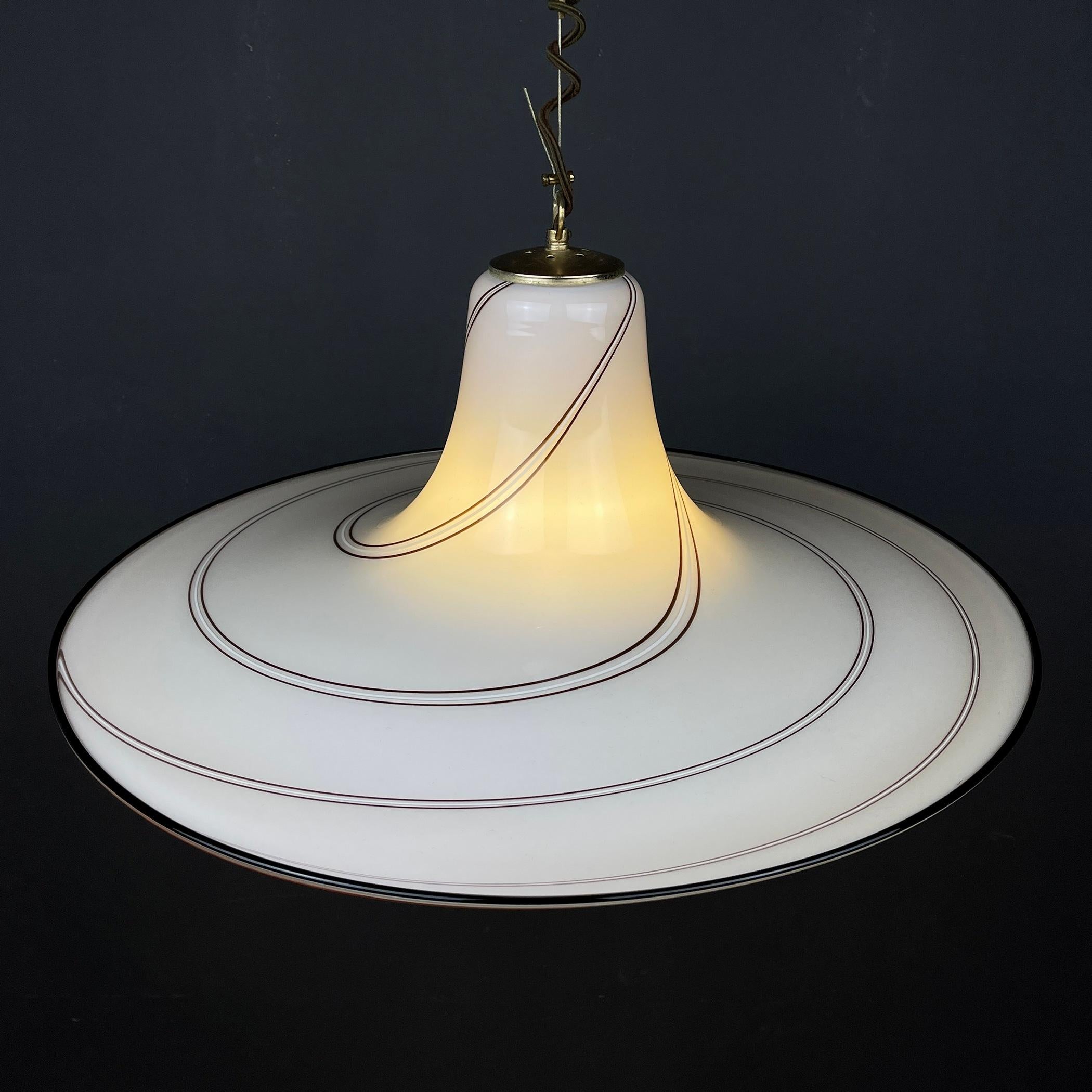 Le magnifique grand lustre en verre de Murano. Fabriqué en Italie dans les années 70. Malgré son poids (5 kg), le lustre semble très aérien et délicat. Il décorera sans aucun doute votre maison et vous ravira pendant de nombreuses années. Très bon