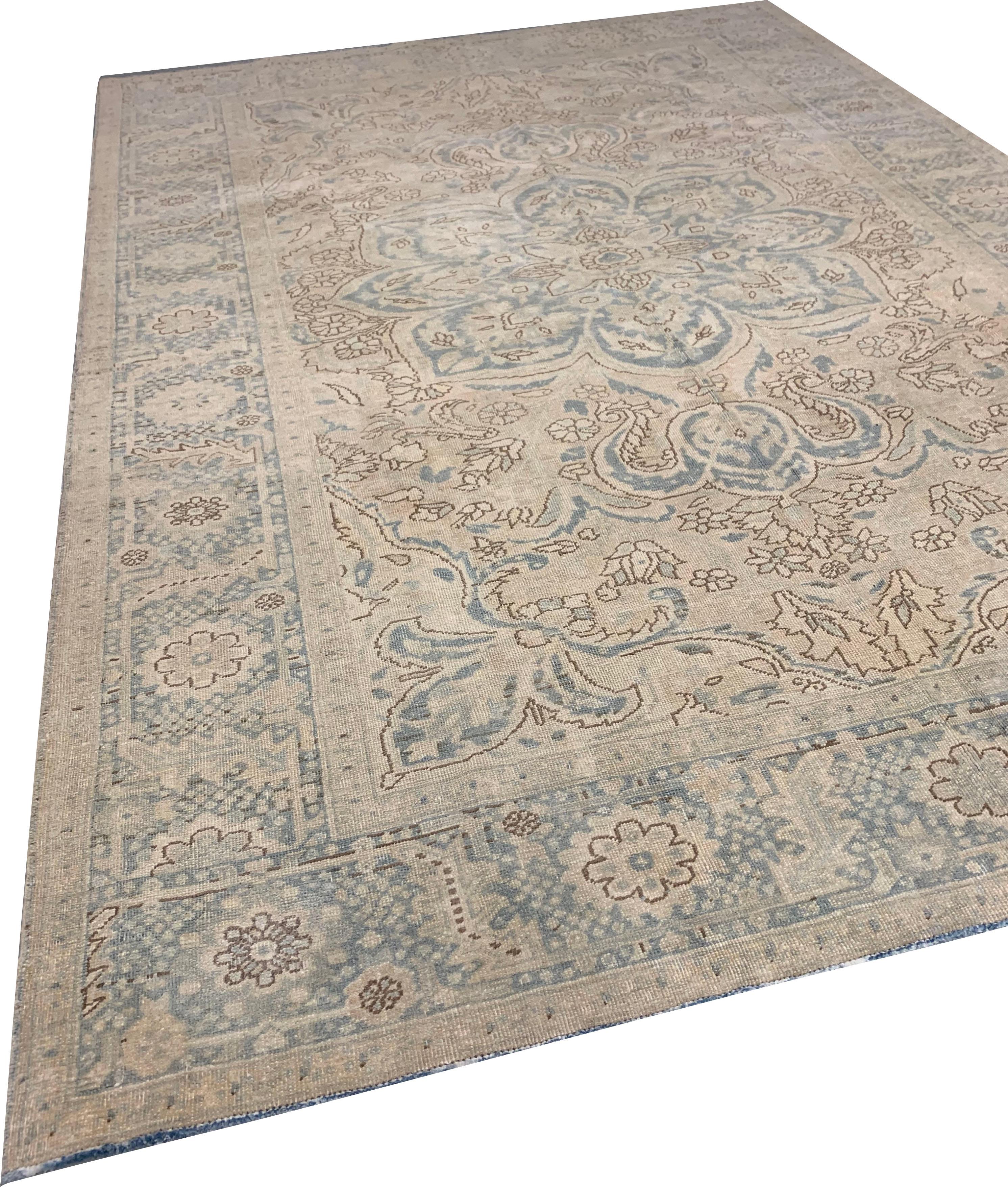 8'4 x 11'5. Tanto alla moda quanto da collezione, i tappeti tradizionali di Heriz sono abilmente intrecciati con colori vivaci e disegni geometrici enfatici. Nel distretto di Heriz, nella Persia occidentale, si tessono tappeti da oltre un secolo,