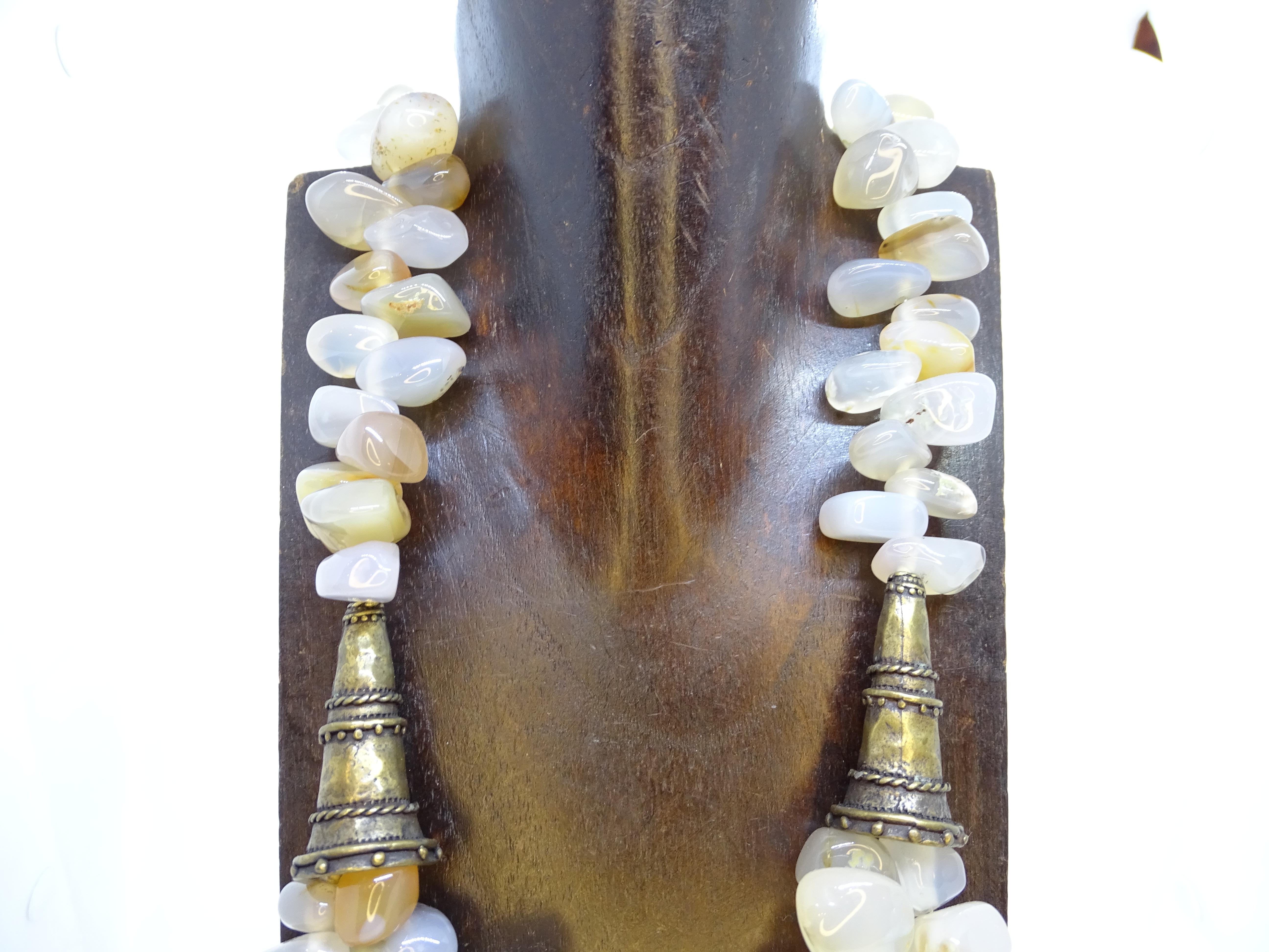 Collier vintage en quartz beige et bronze vieilli, Césarée, France en vente 8
