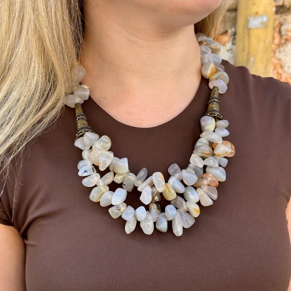 Taille française Collier vintage en quartz beige et bronze vieilli, Césarée, France en vente
