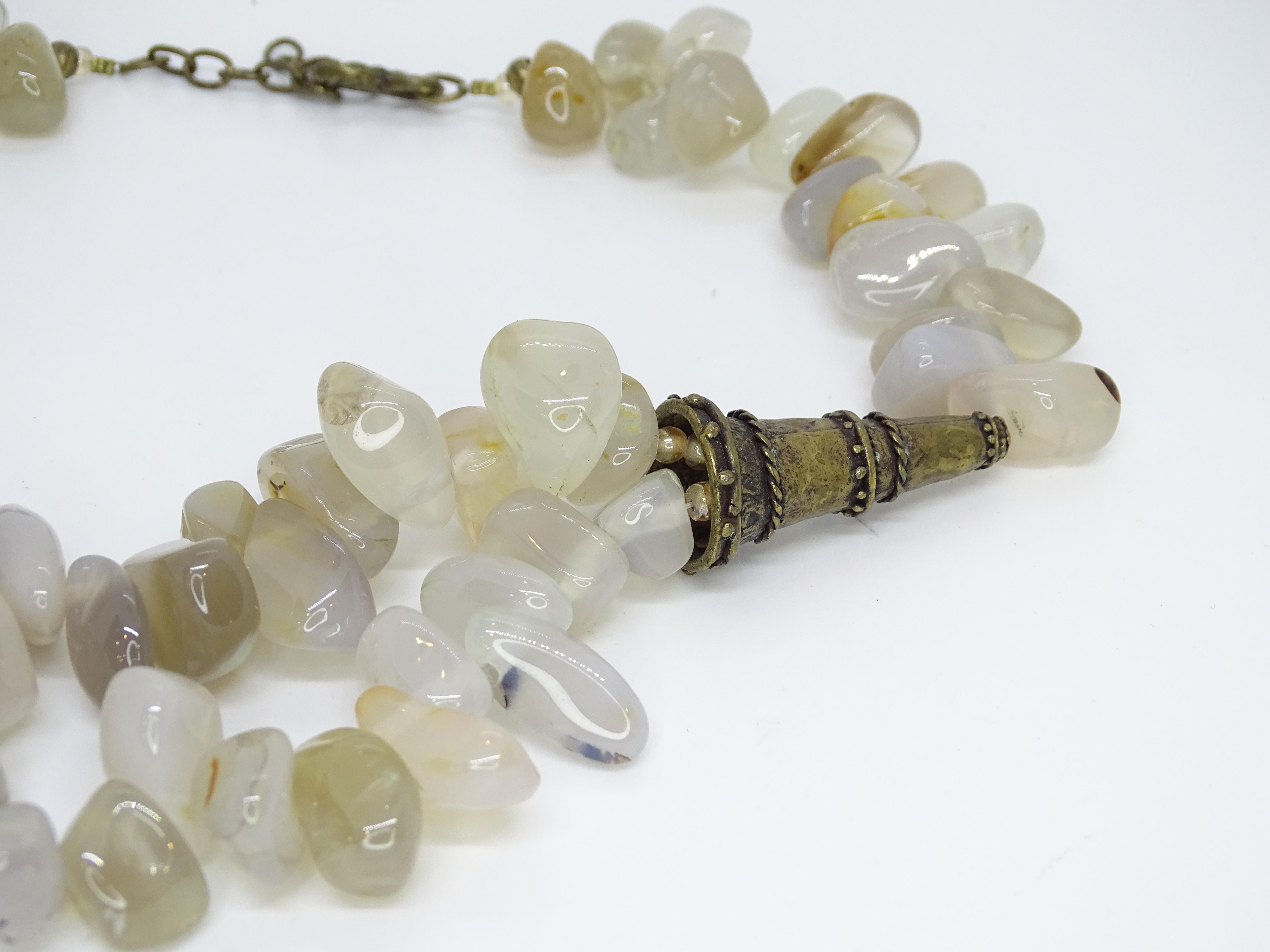 Collier vintage en quartz beige et bronze vieilli, Césarée, France Unisexe en vente