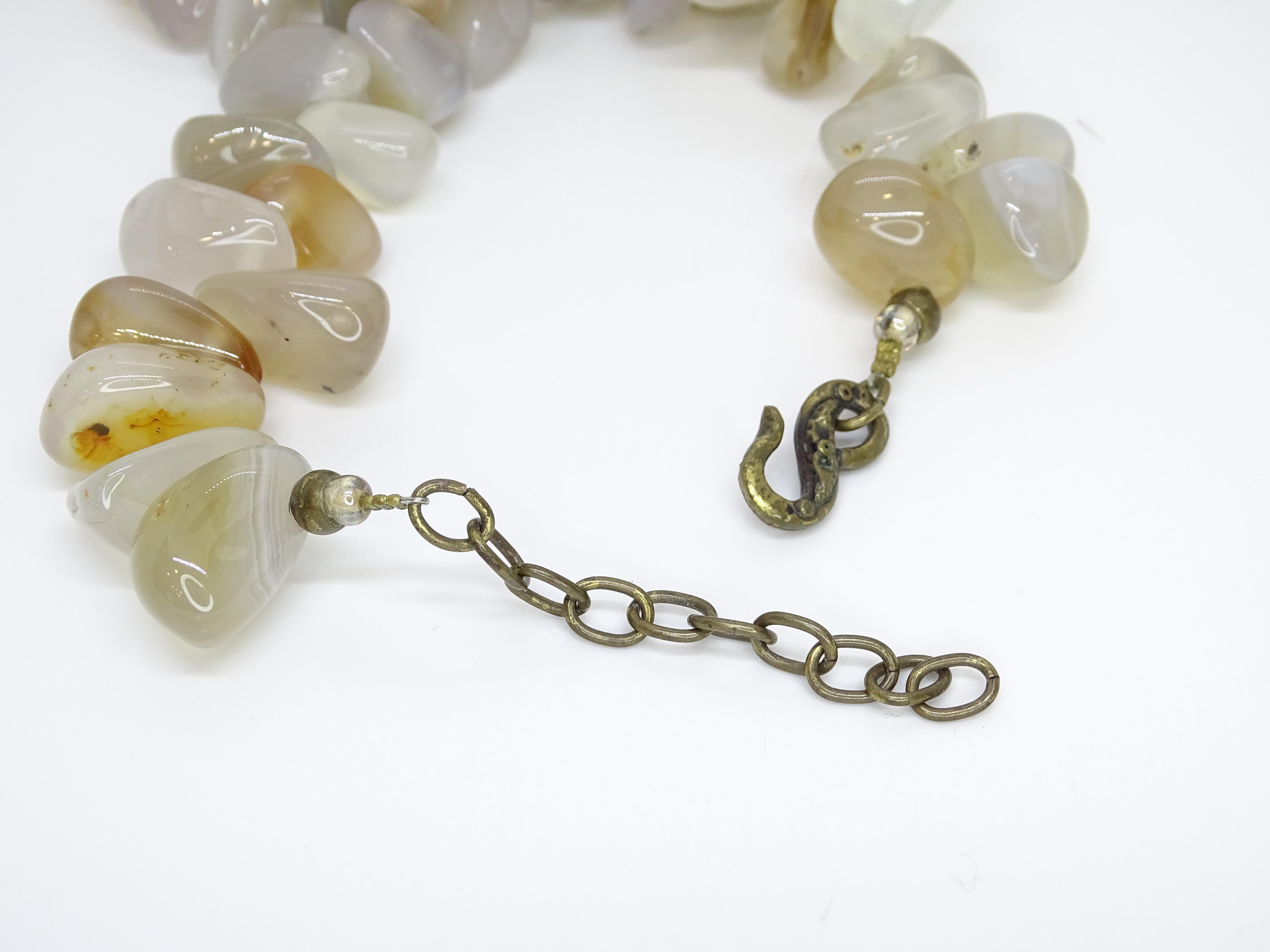Collier vintage en quartz beige et bronze vieilli, Césarée, France en vente 2