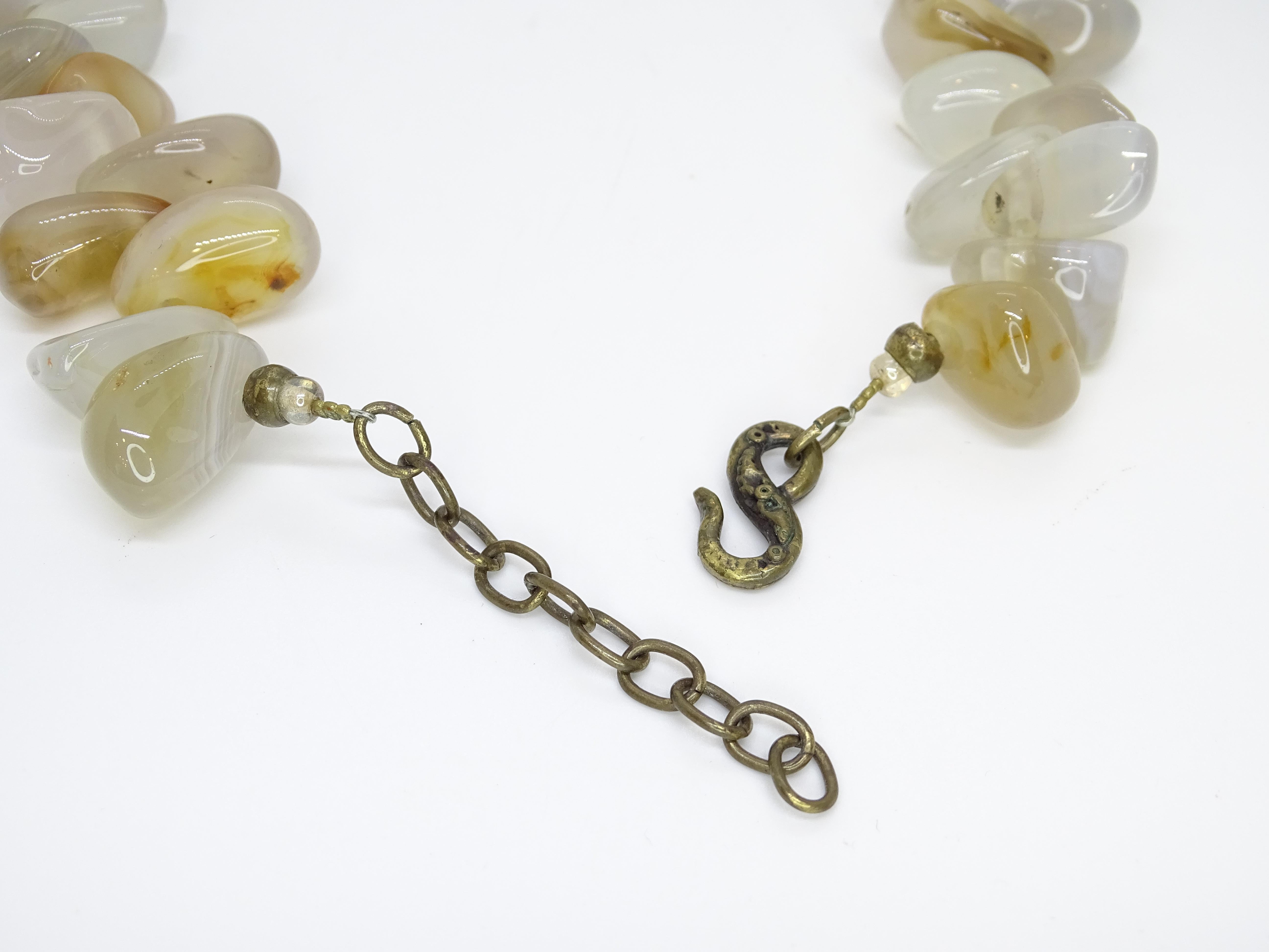Collier vintage en quartz beige et bronze vieilli, Césarée, France en vente 3