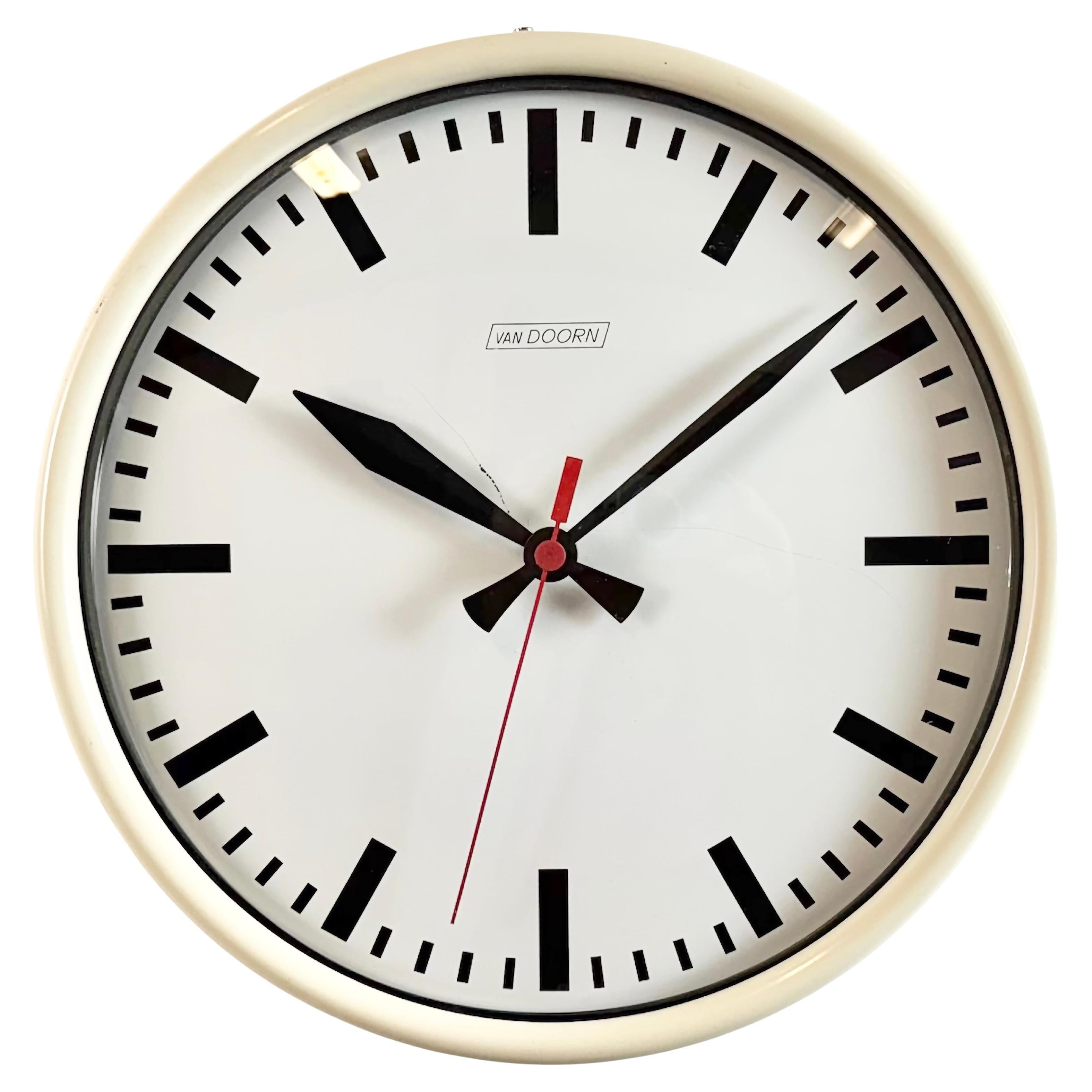 Beigefarbene Vintage-Schulwanduhr von Van Doorn, 1960er Jahre