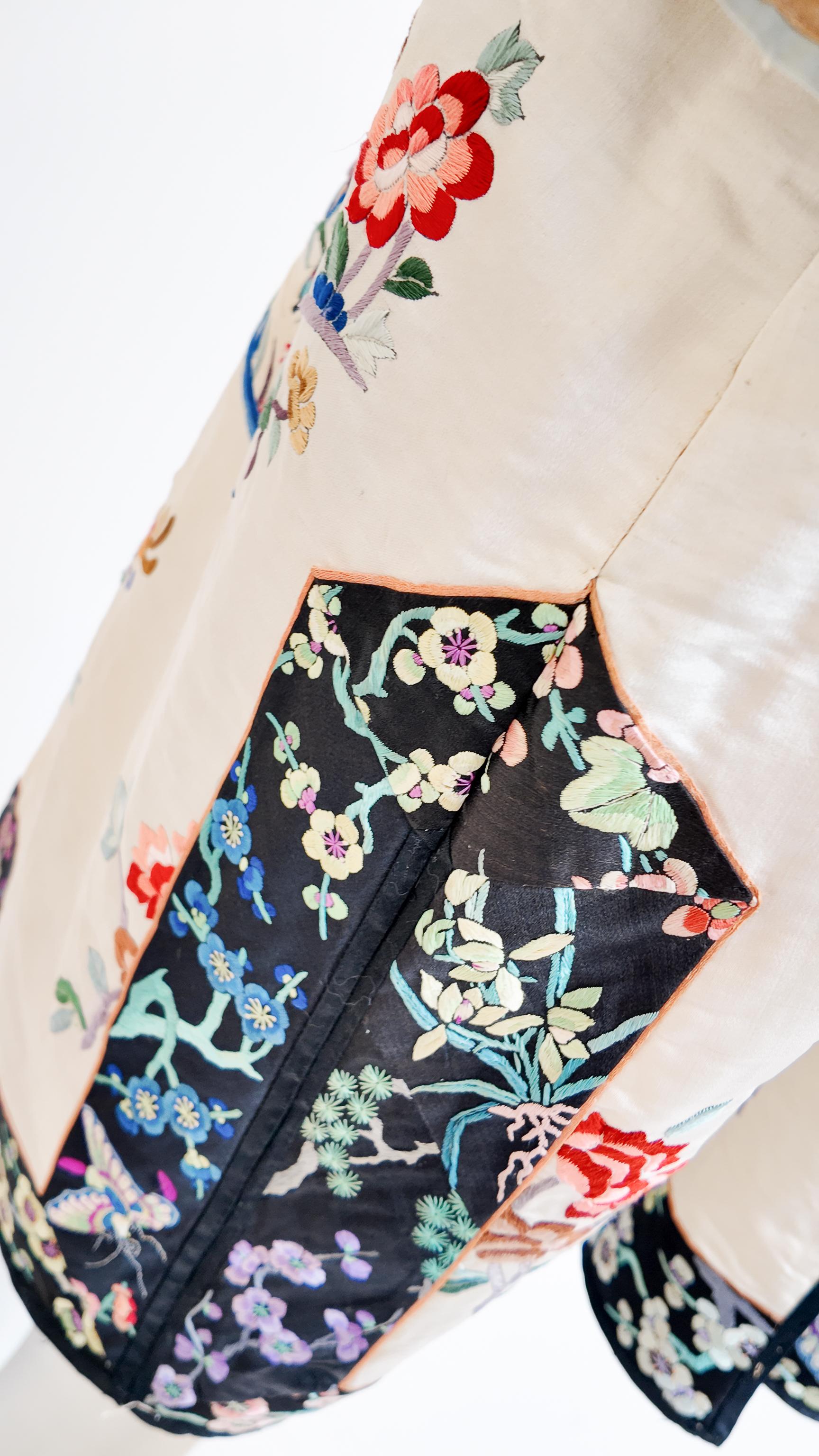 Vintage Beige Silk Embroidered Japanese Kimono Coat For Sale 7