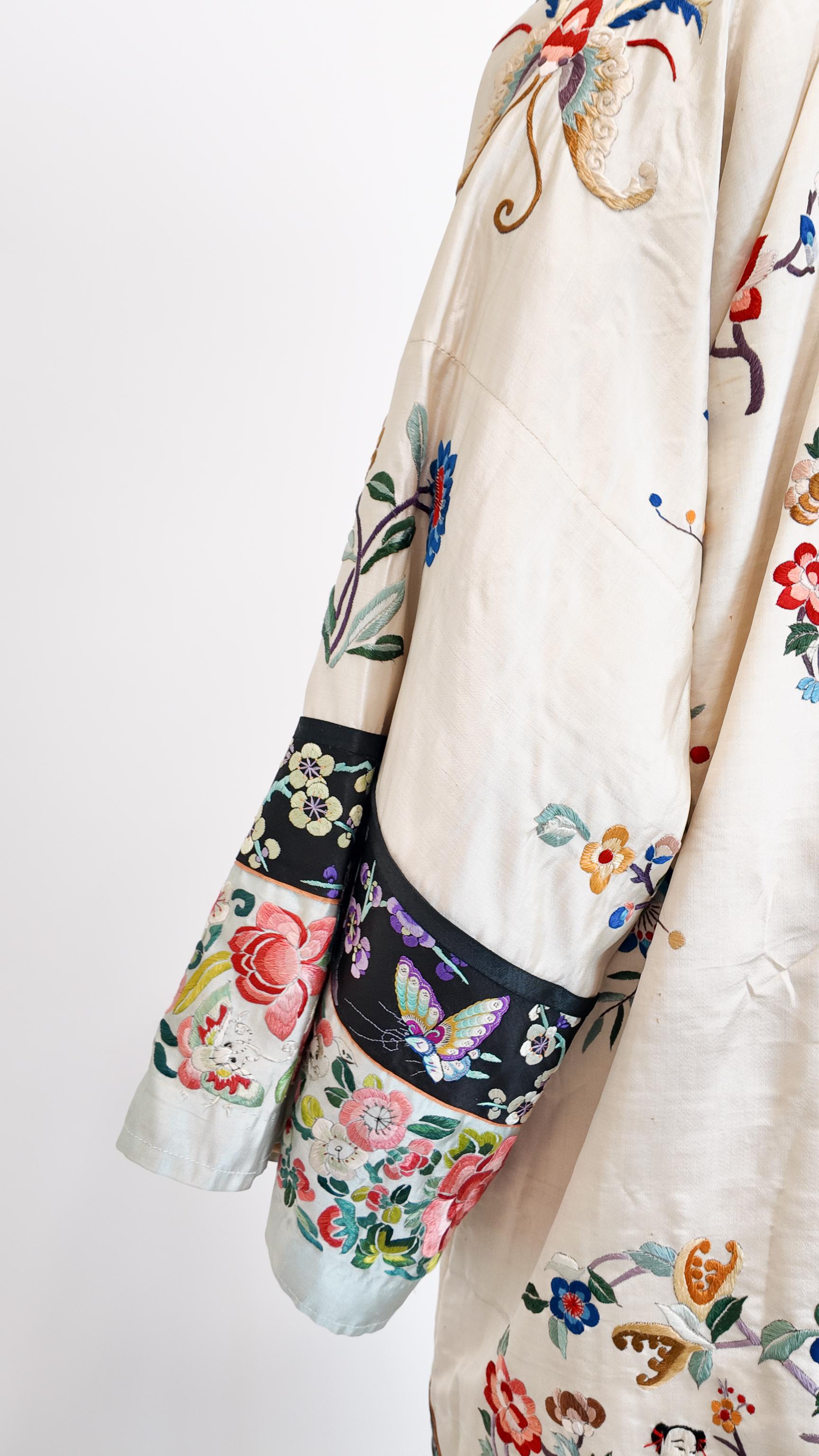 Vintage Beige Silk Embroidered Japanese Kimono Coat For Sale 1