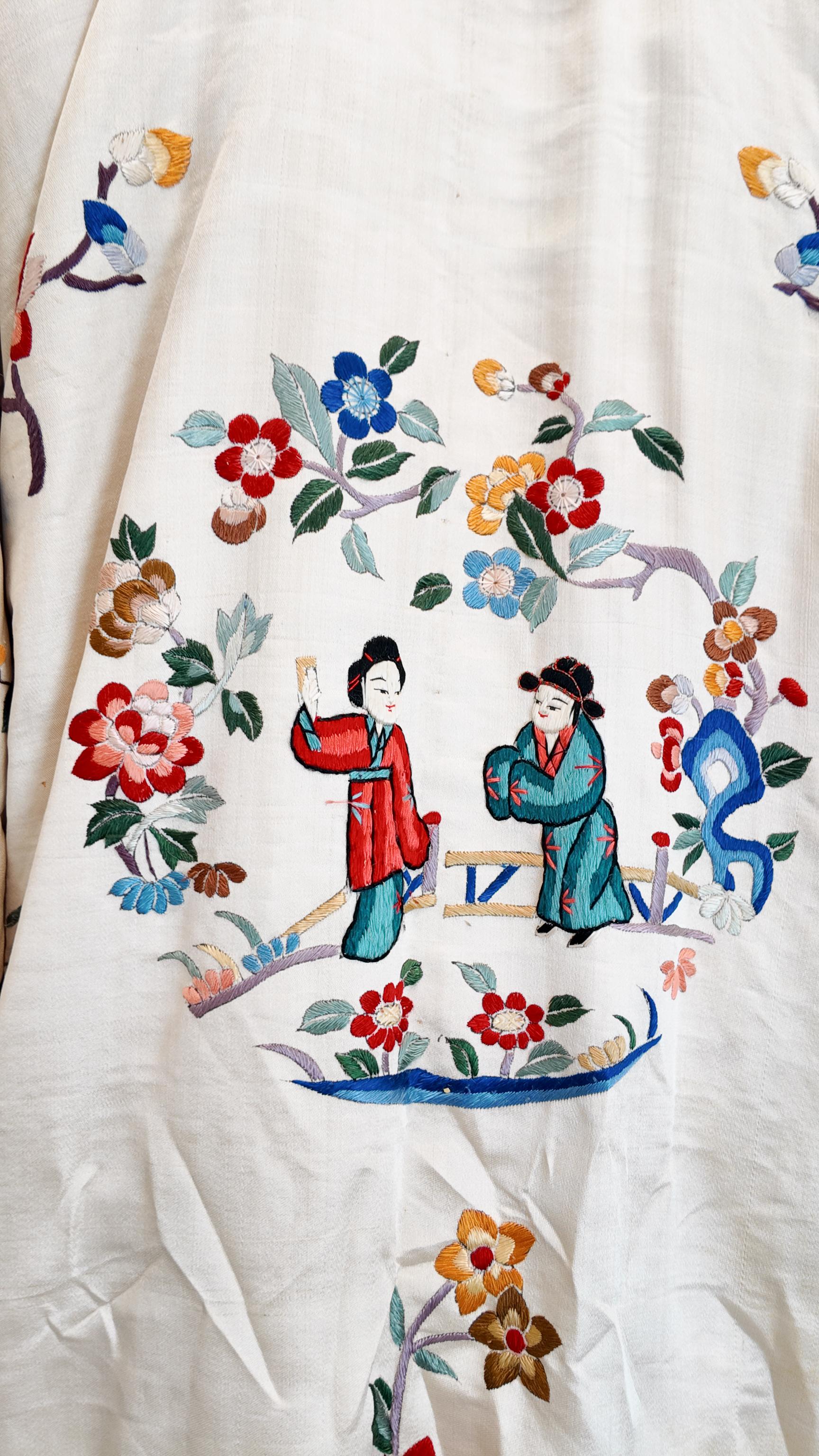 Vintage Beige Silk Embroidered Japanese Kimono Coat For Sale 2