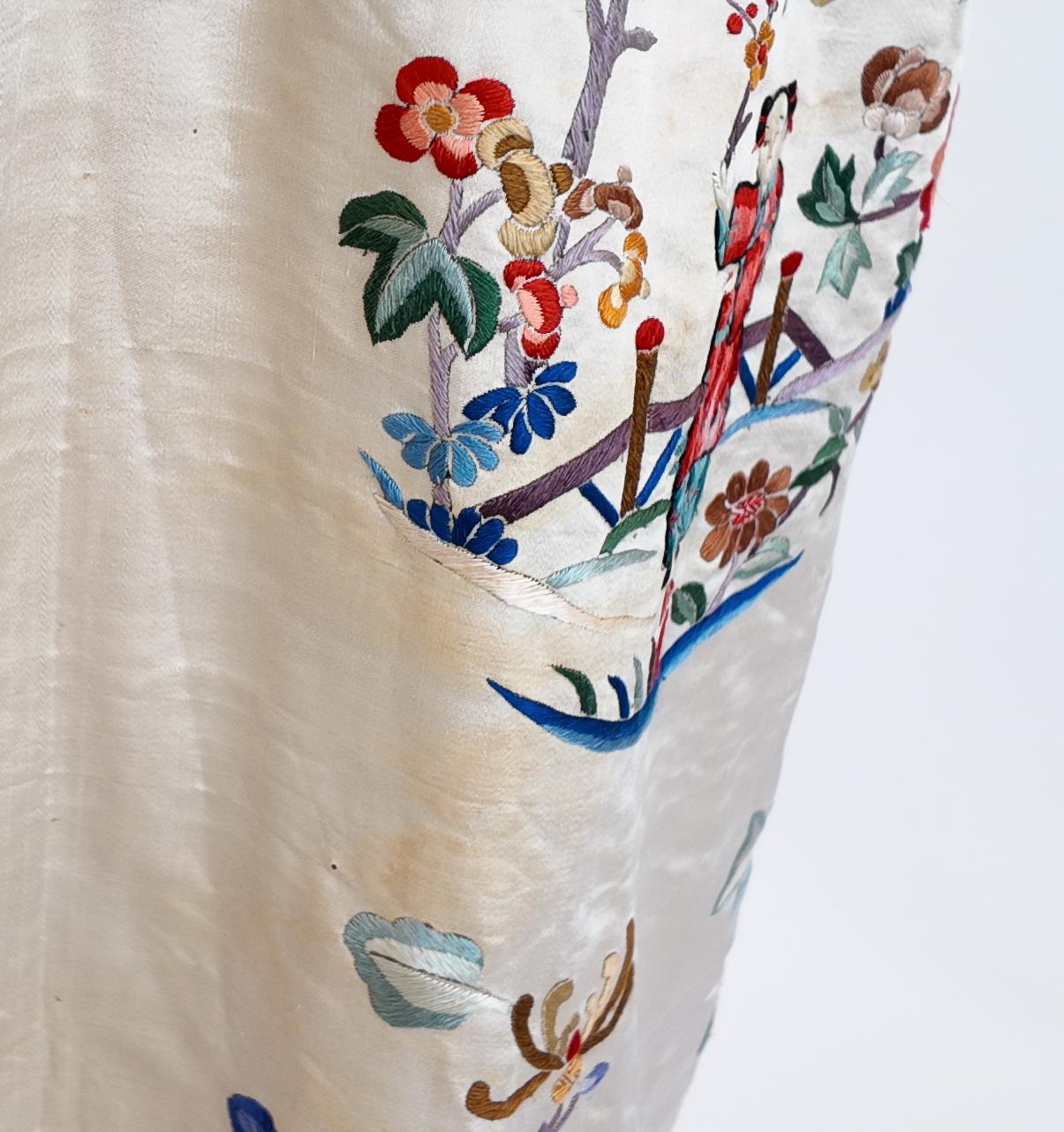 Vintage Beige Silk Embroidered Japanese Kimono Coat For Sale 3
