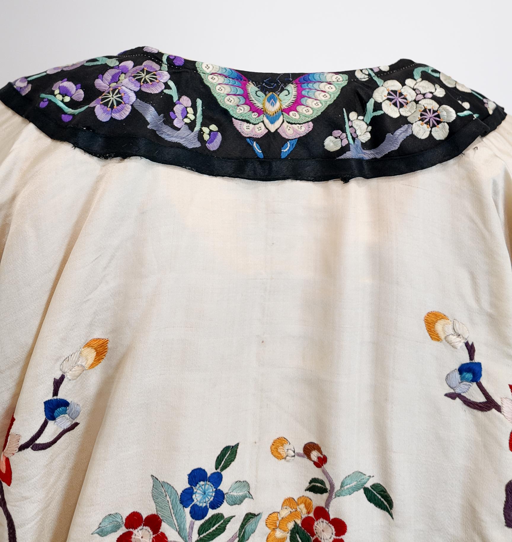 Vintage Beige Silk Embroidered Japanese Kimono Coat For Sale 4