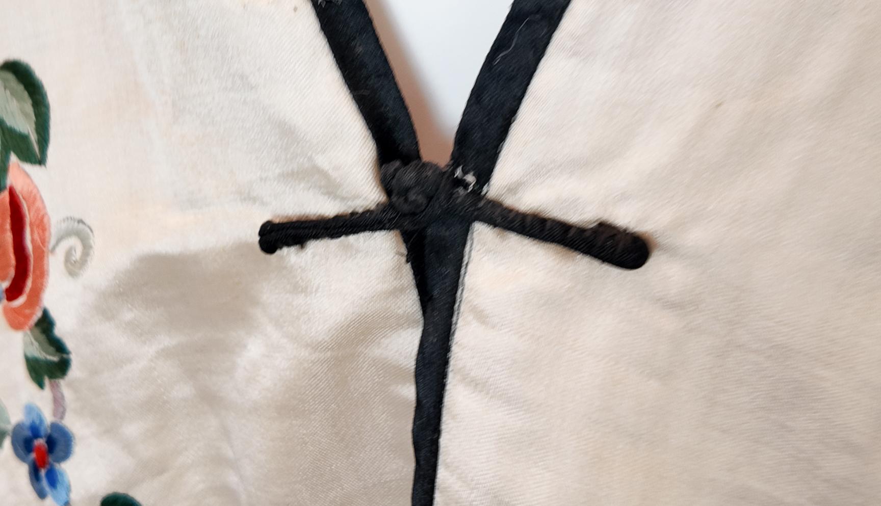 Vintage Beige Silk Embroidered Japanese Kimono Coat For Sale 5