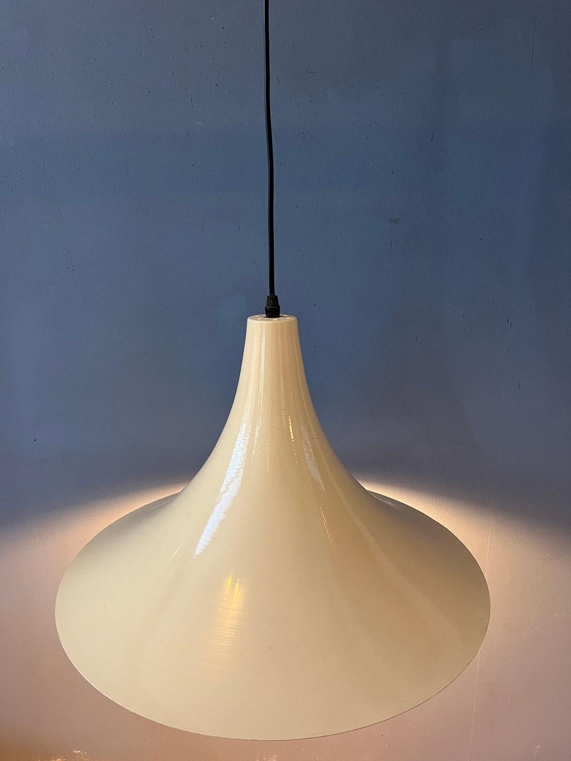 White mid century space age witch hat pendant lamp. The shade is made out of metal and has a white/beige lacquer. The lamp requires an E27 (E26) lightbulb.

Additional information:
Materials: Plastic
Period: 1970s
Dimensions:ø Shade: 37 cm
Height