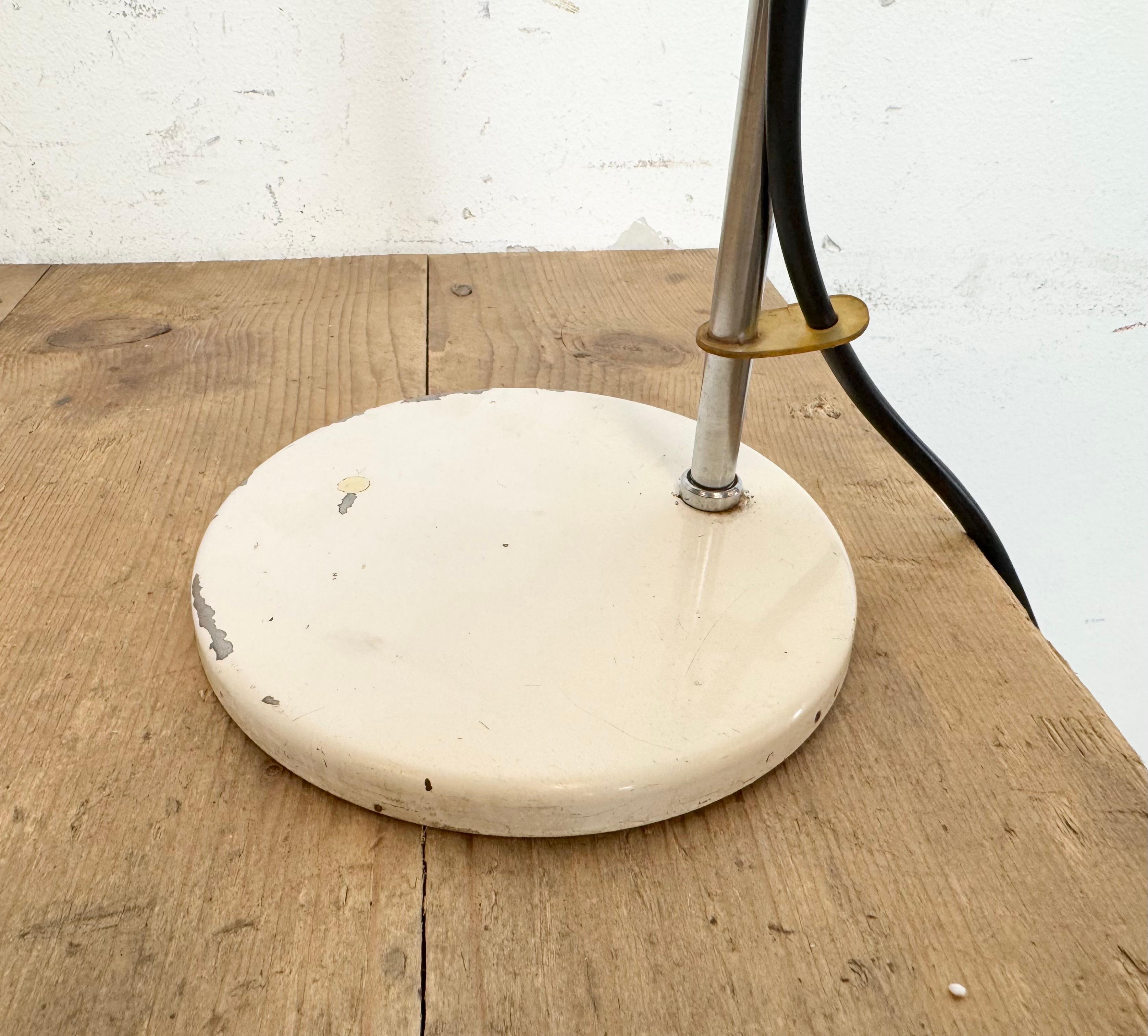 Lámpara de mesa vintage beige , años 70 en venta 1