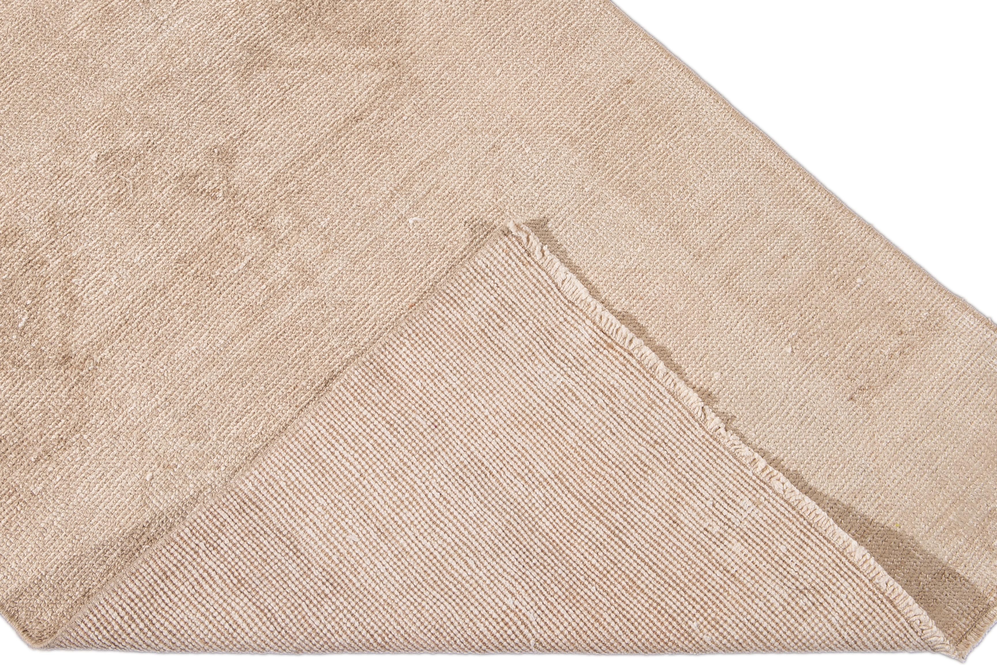 Schöner türkischer handgeknüpfter Wollteppich mit beigem Feld. Dieser Teppich hat elfenbeinfarbene Akzente in einem prächtigen geometrischen Stammesmuster,

Dieser Teppich misst: 2'10