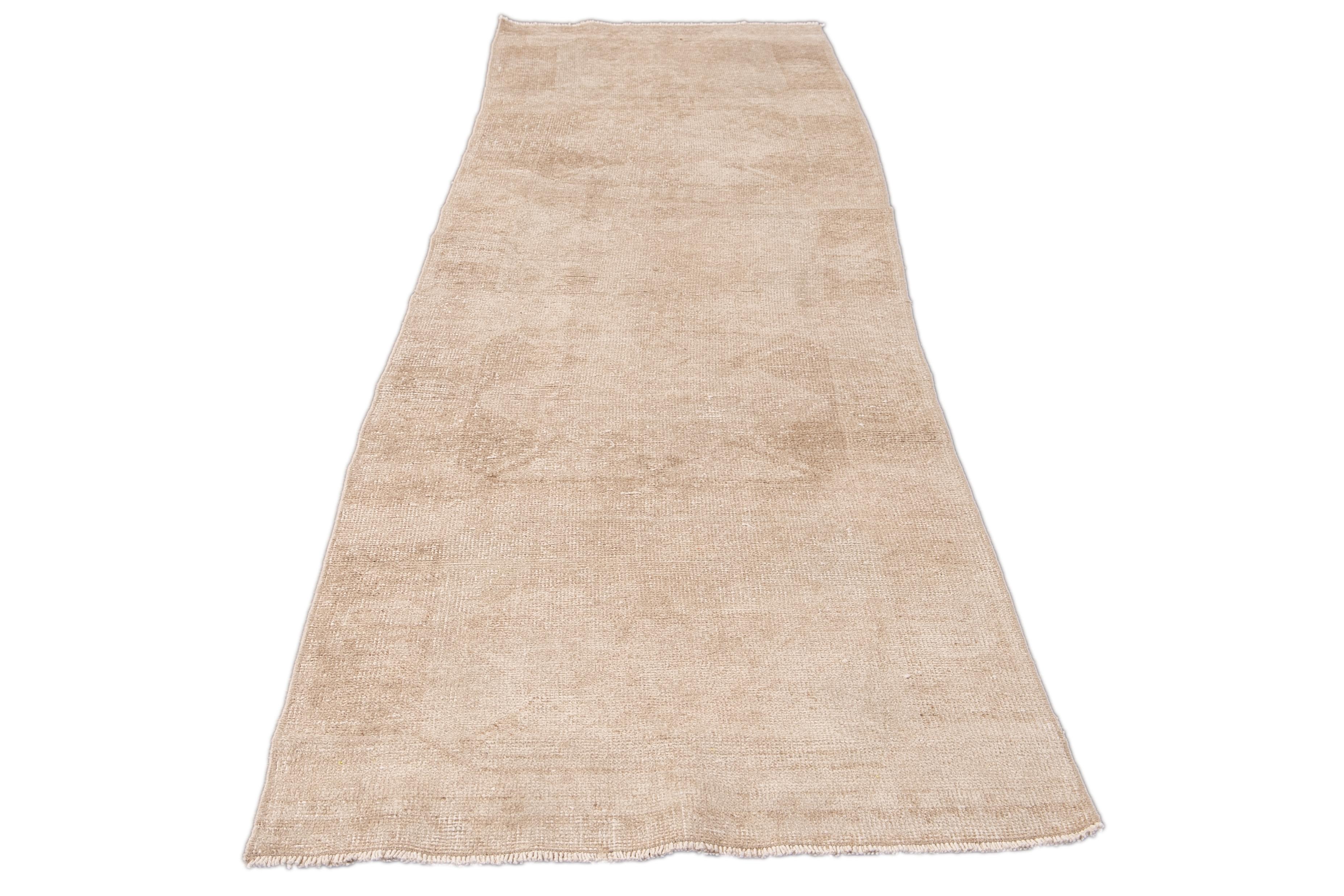Türkischer handgefertigter Läufer aus Stammeswolle in Beige, Vintage (Moderne der Mitte des Jahrhunderts) im Angebot