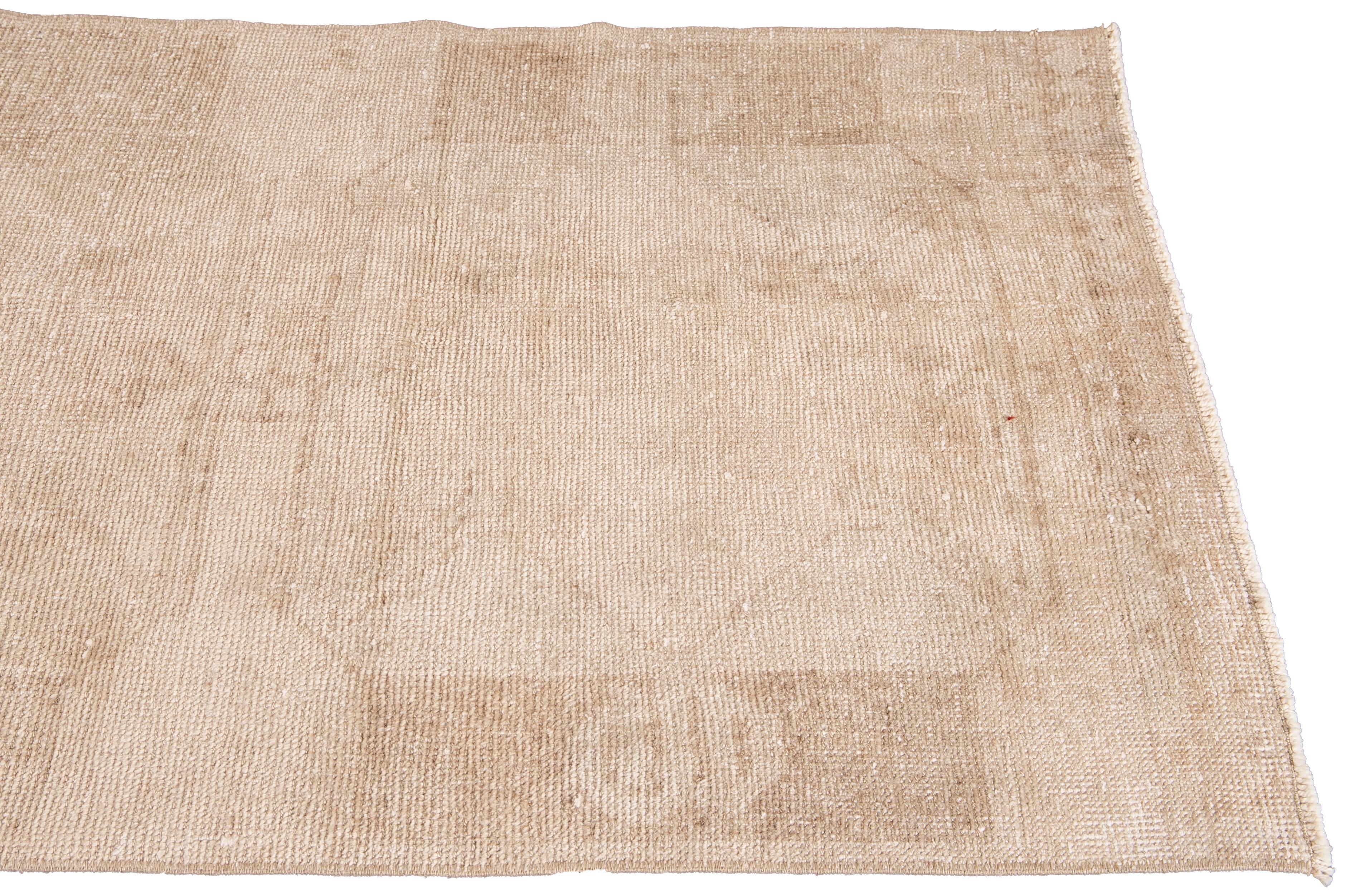 Türkischer handgefertigter Läufer aus Stammeswolle in Beige, Vintage (Handgeknüpft) im Angebot