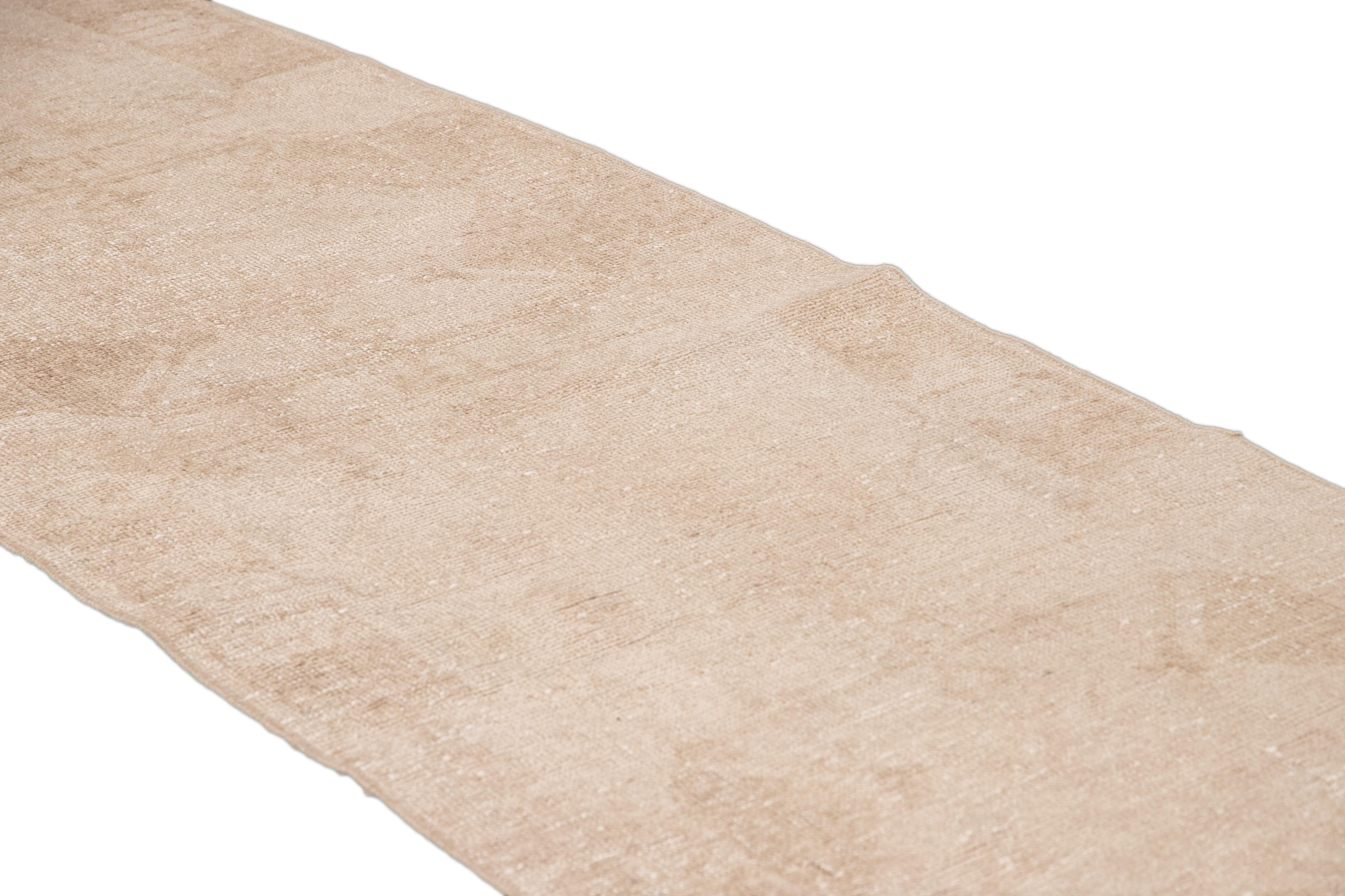 Türkischer handgefertigter Läufer aus Stammeswolle in Beige, Vintage im Zustand „Starke Gebrauchsspuren“ im Angebot in Norwalk, CT