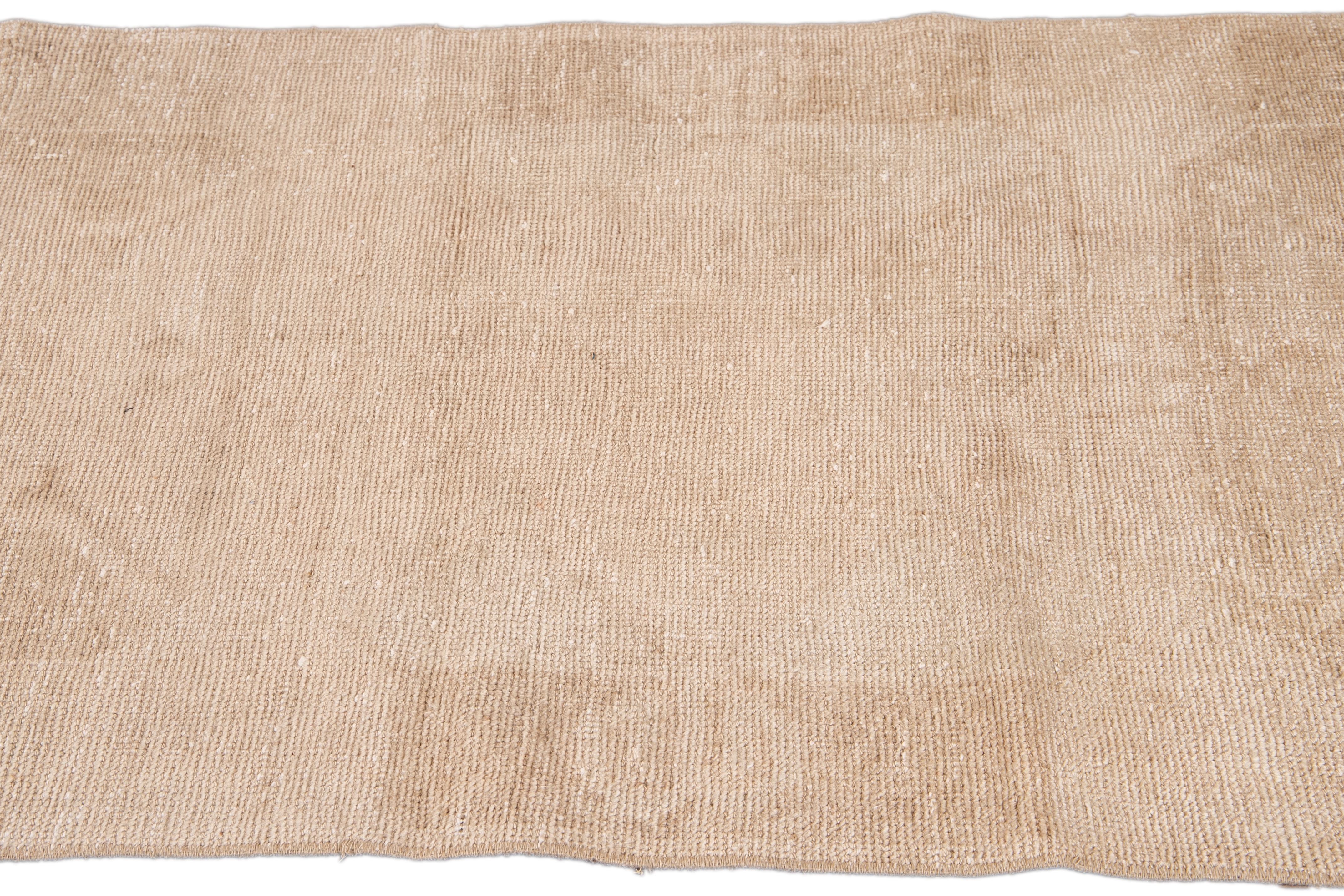 Türkischer handgefertigter Läufer aus Stammeswolle in Beige, Vintage (20. Jahrhundert) im Angebot