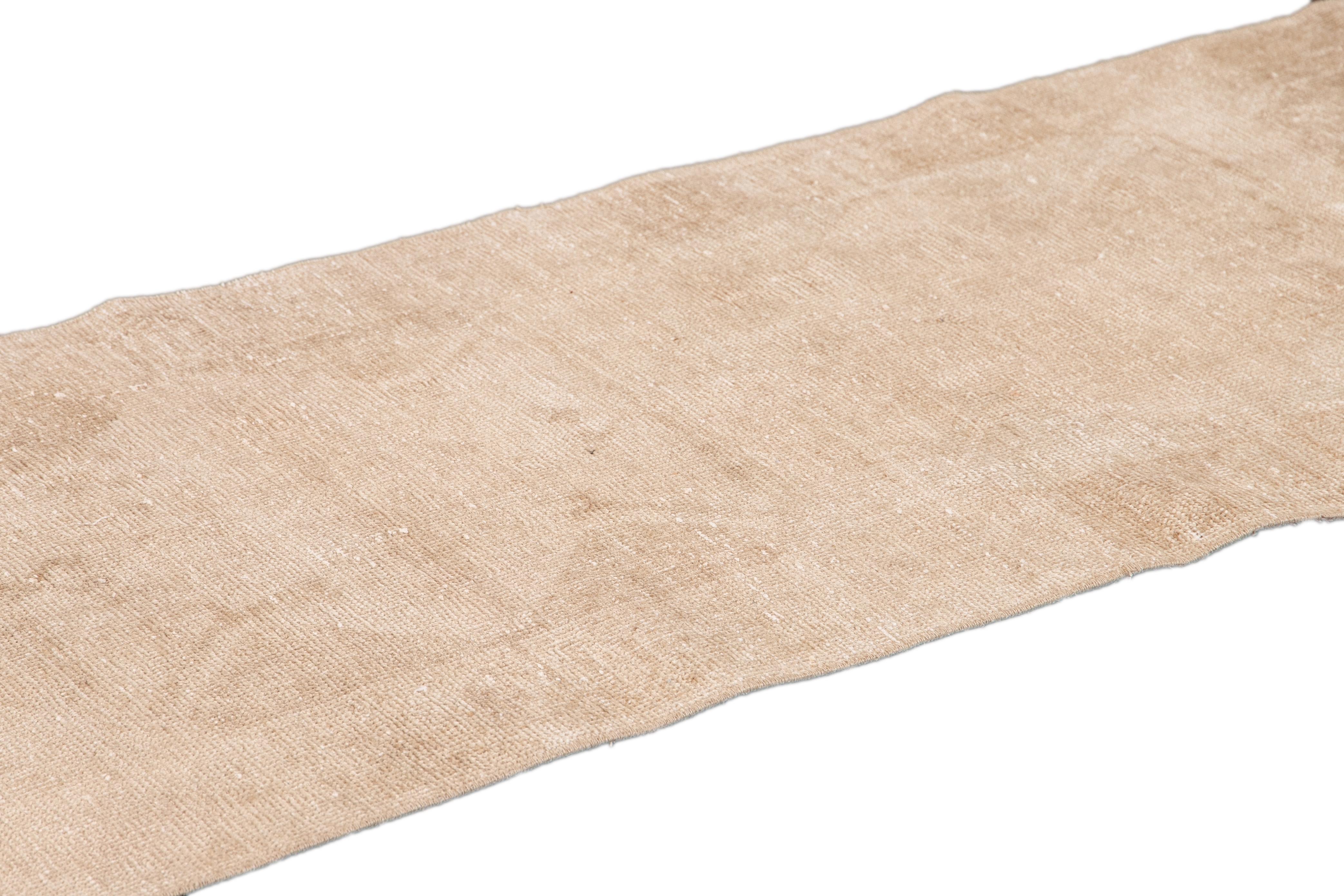 Türkischer handgefertigter Läufer aus Stammeswolle in Beige, Vintage (Wolle) im Angebot